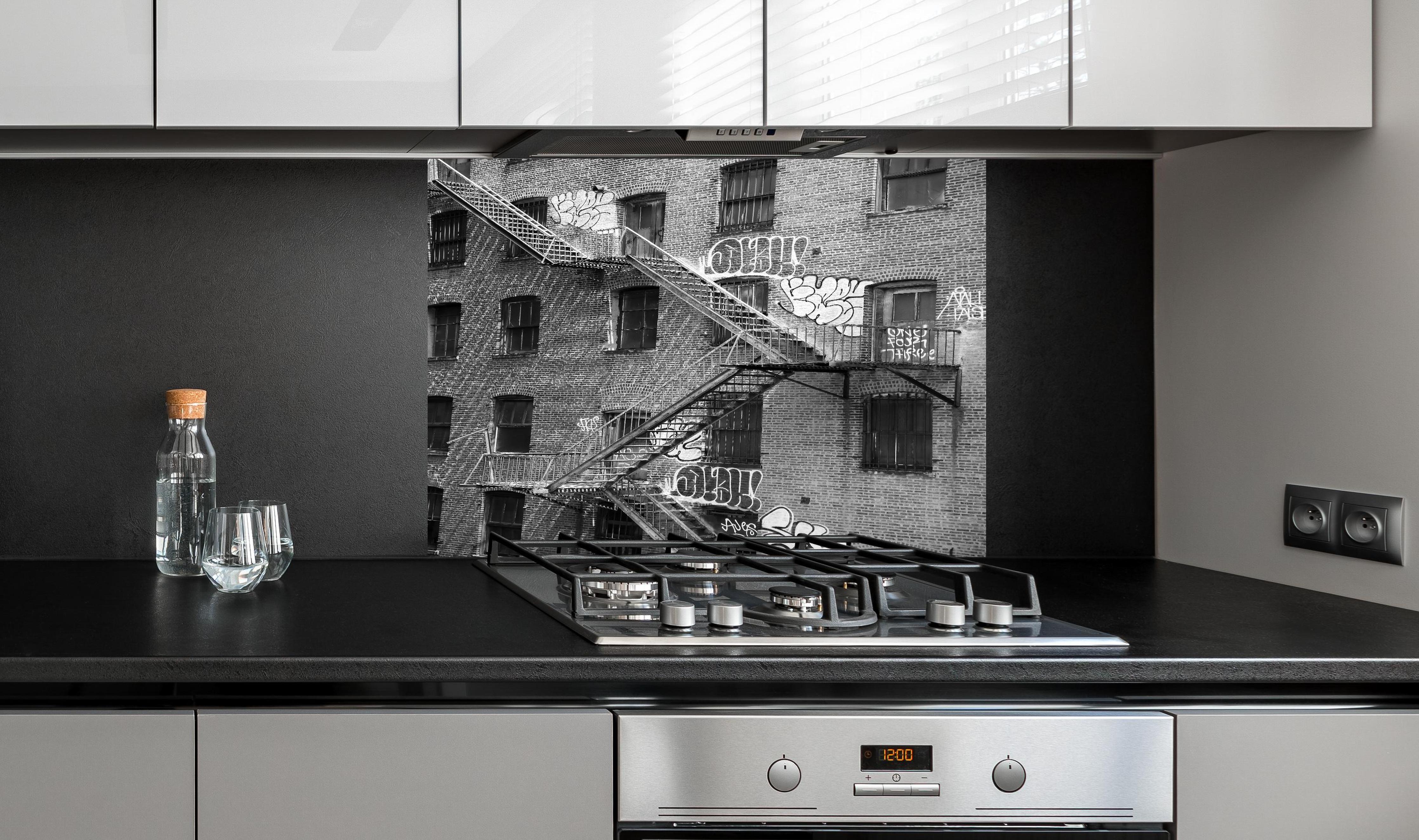 Spritzschutz - Feuerleiter in NYC- USA hinter einem Cerankochfeld zwischen Holz-Kochutensilien
