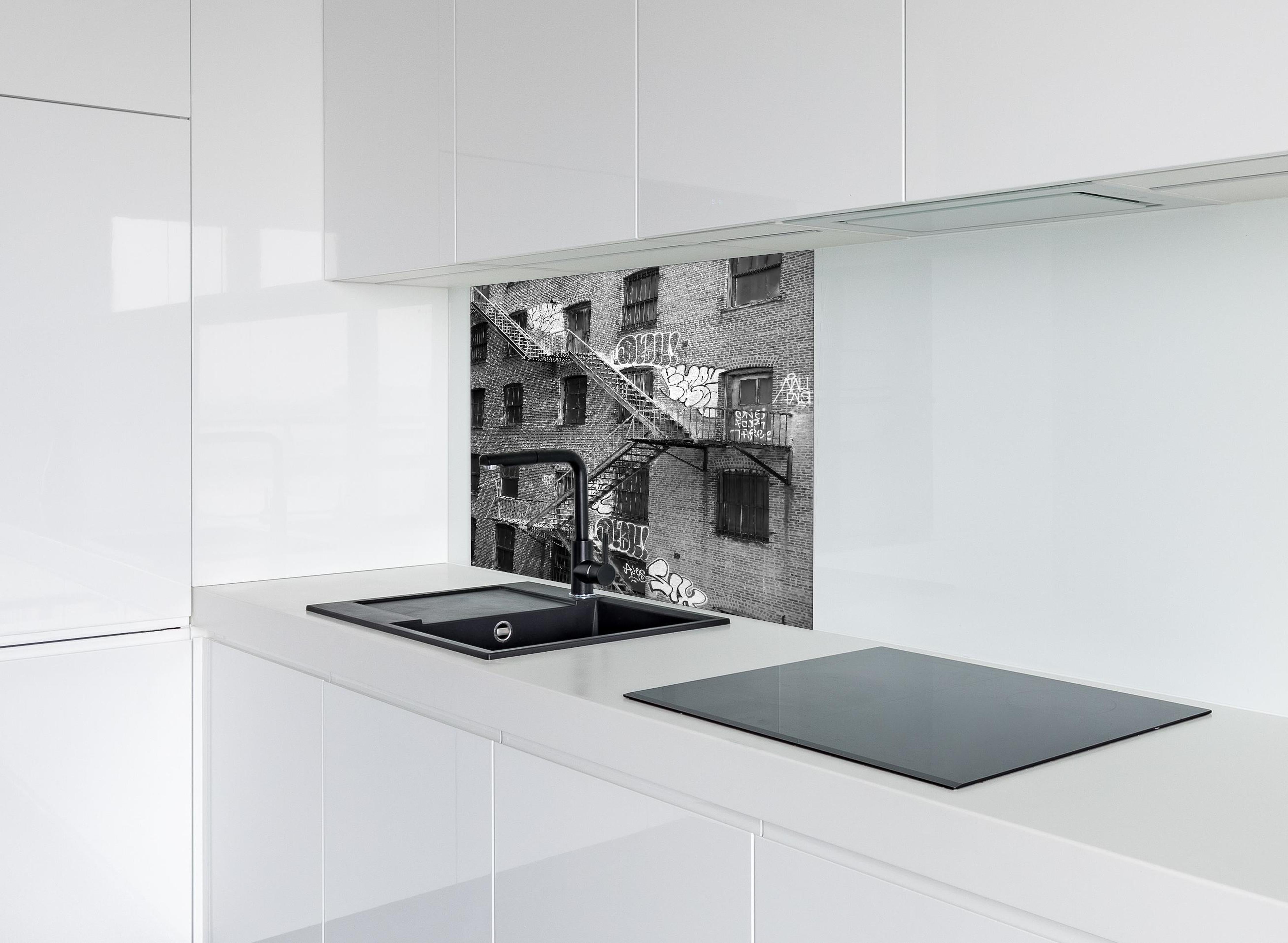 Spritzschutz - Feuerleiter in NYC- USA hinter einem Cerankochfeld zwischen Holz-Kochutensilien
