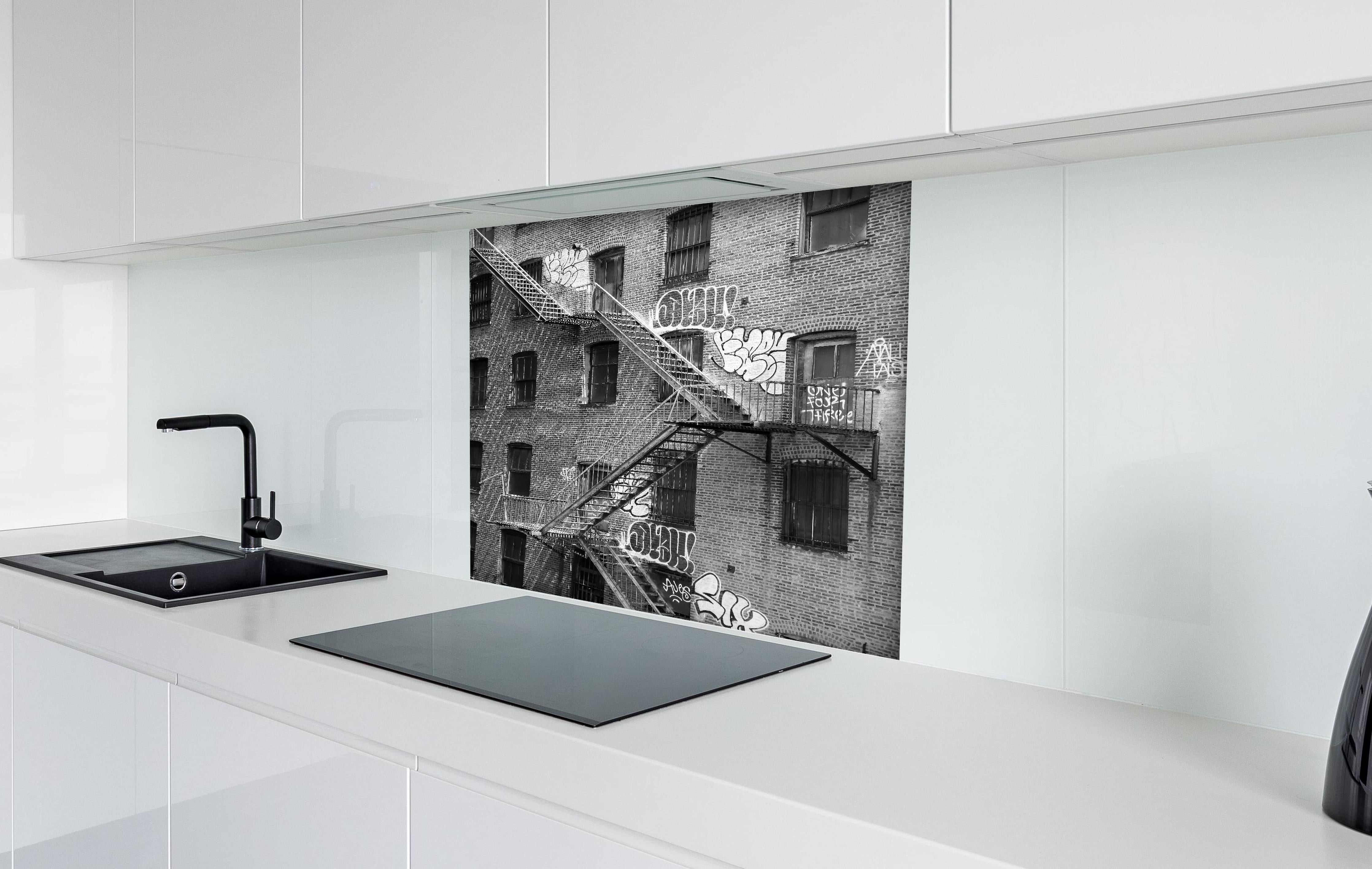 Spritzschutz - Feuerleiter in NYC- USA hinter einem Cerankochfeld zwischen Holz-Kochutensilien
