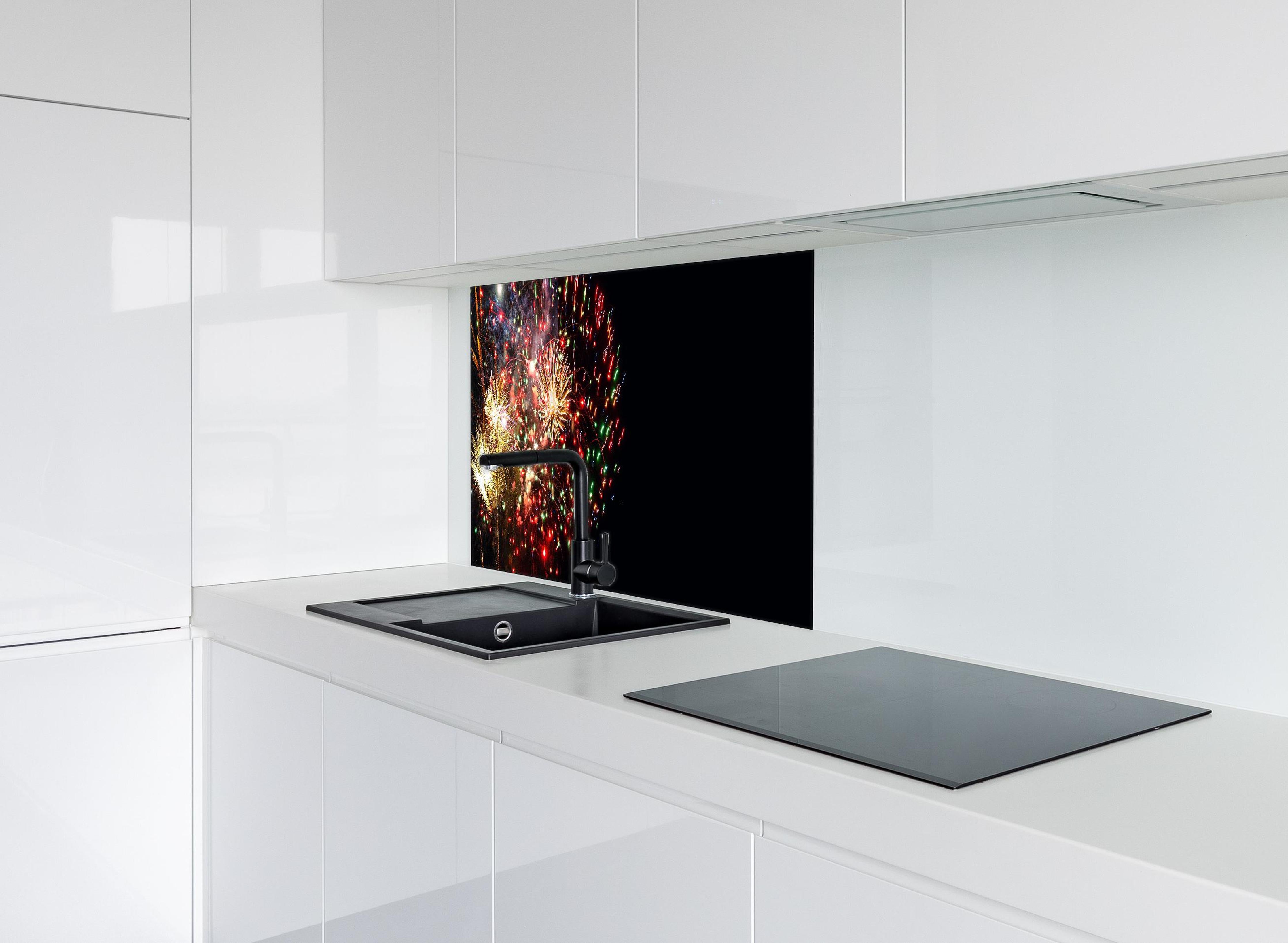 Spritzschutz - Feuerwerk Neujahr Bunt Nachthimmel hinter einem Cerankochfeld zwischen Holz-Kochutensilien
