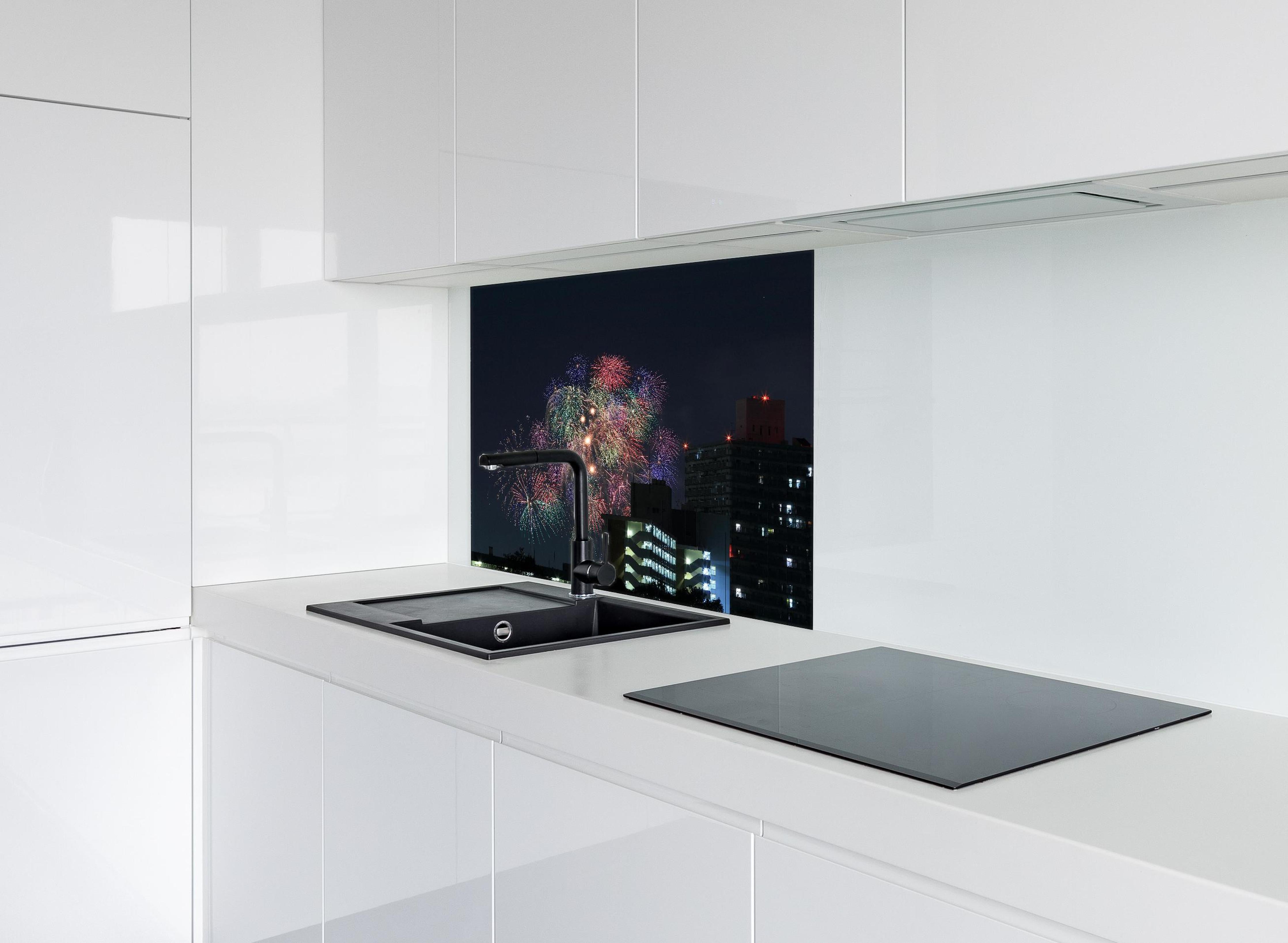 Spritzschutz - Feuerwerk an der Toda-Brücke hinter einem Cerankochfeld zwischen Holz-Kochutensilien
