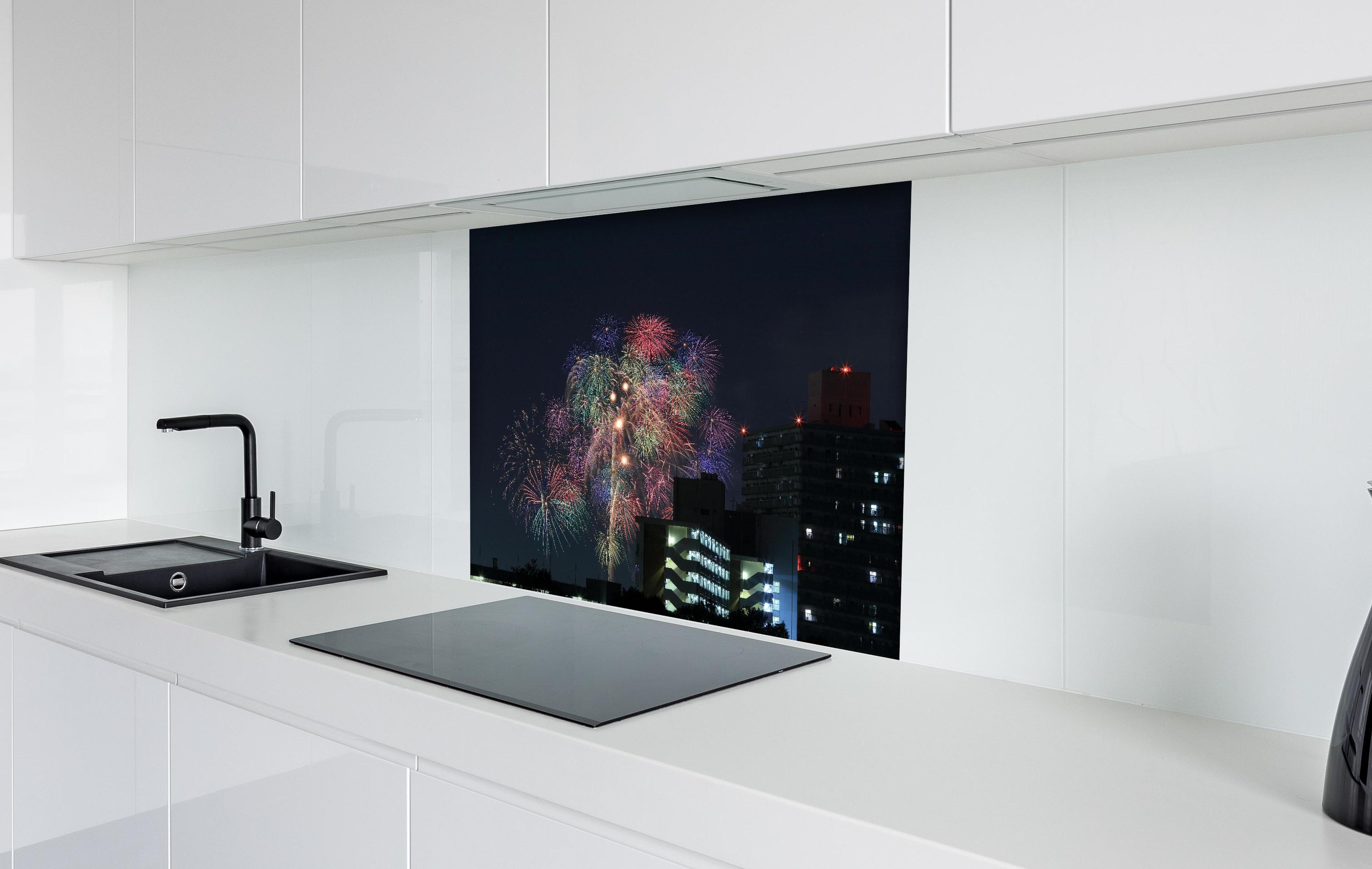 Spritzschutz - Feuerwerk an der Toda-Brücke hinter einem Cerankochfeld zwischen Holz-Kochutensilien
