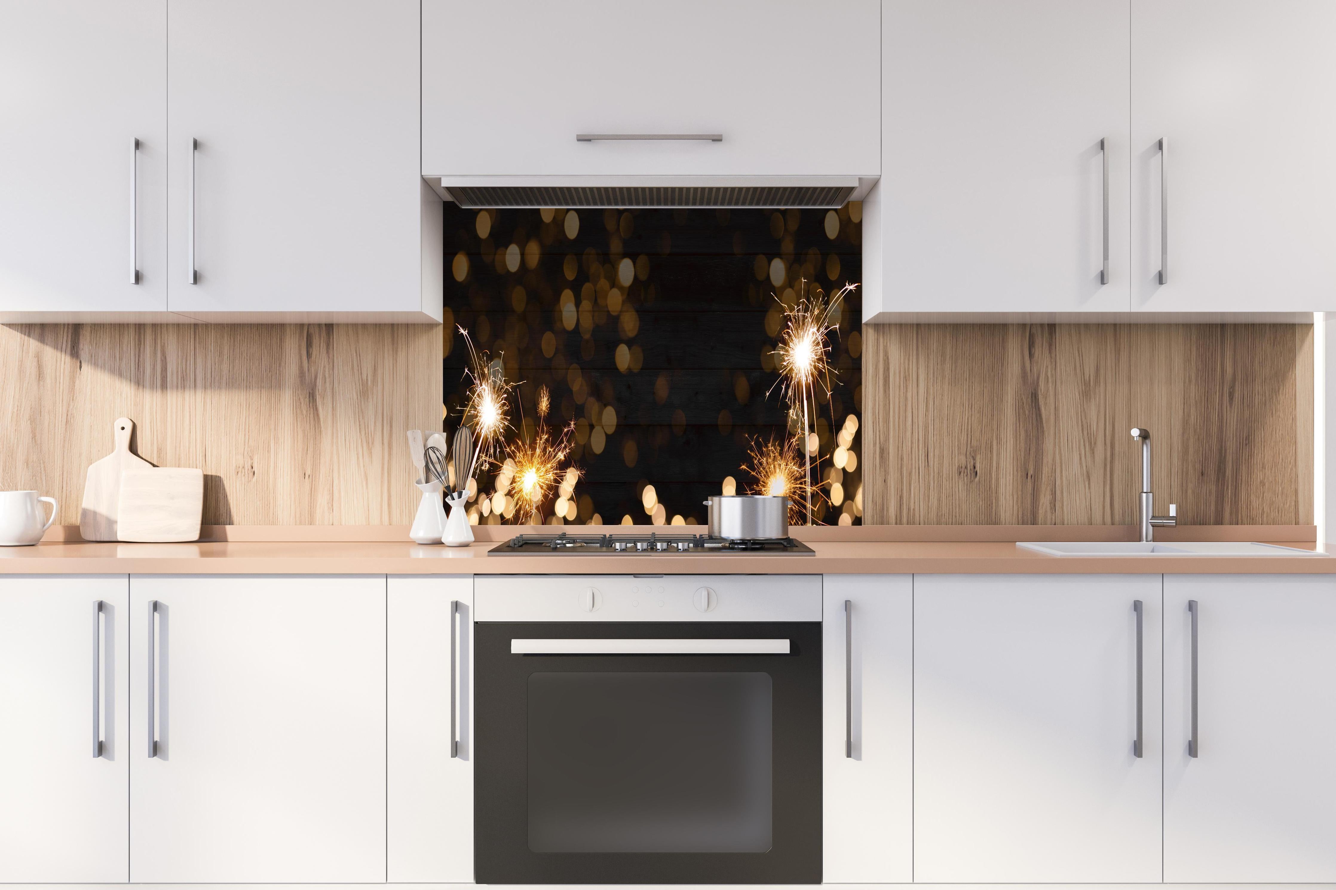 Spritzschutz - Feuerwerk und Sparkler Silvester Banner hinter einem Cerankochfeld zwischen Holz-Kochutensilien
