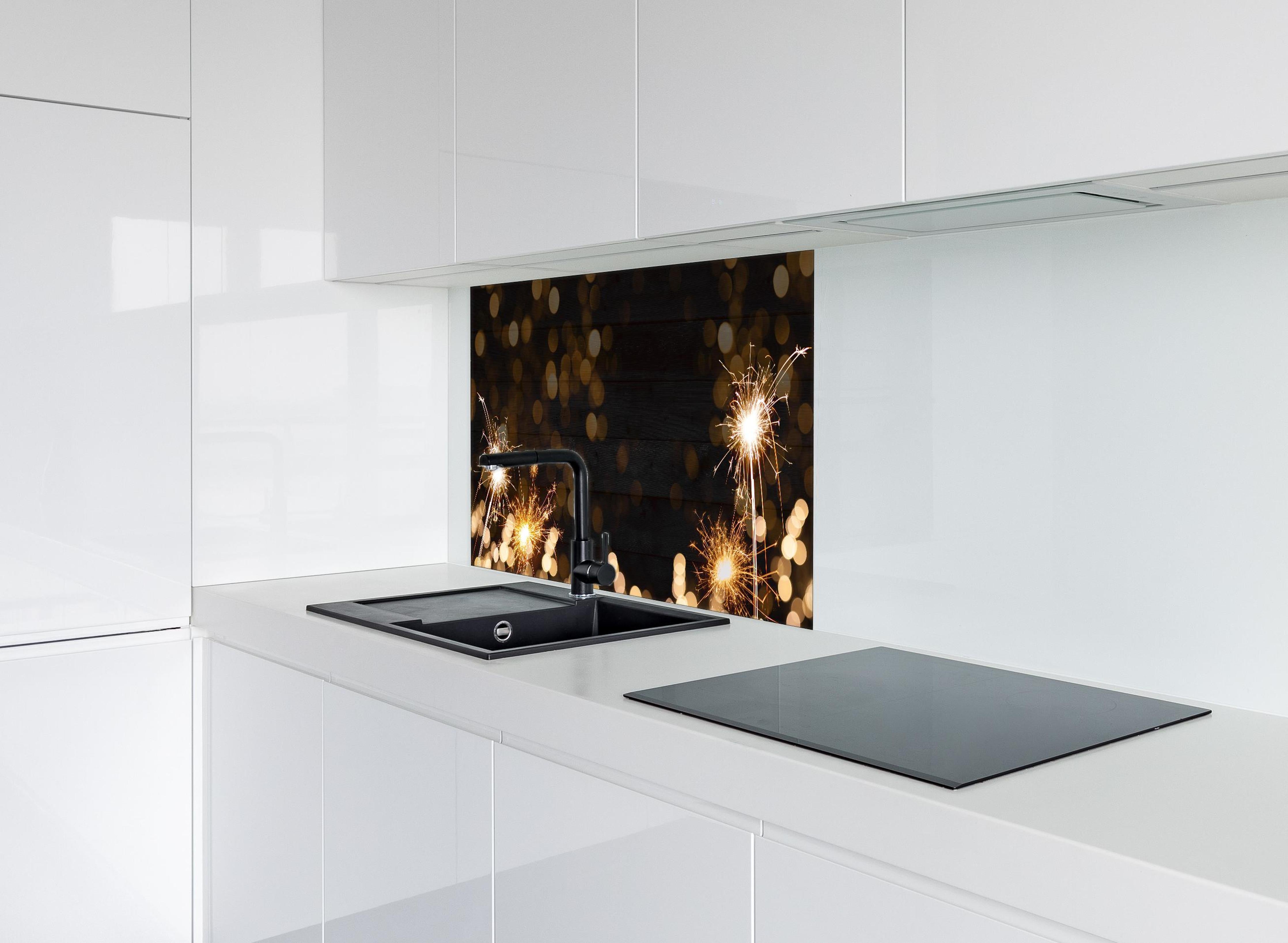 Spritzschutz - Feuerwerk und Sparkler Silvester Banner hinter einem Cerankochfeld zwischen Holz-Kochutensilien
