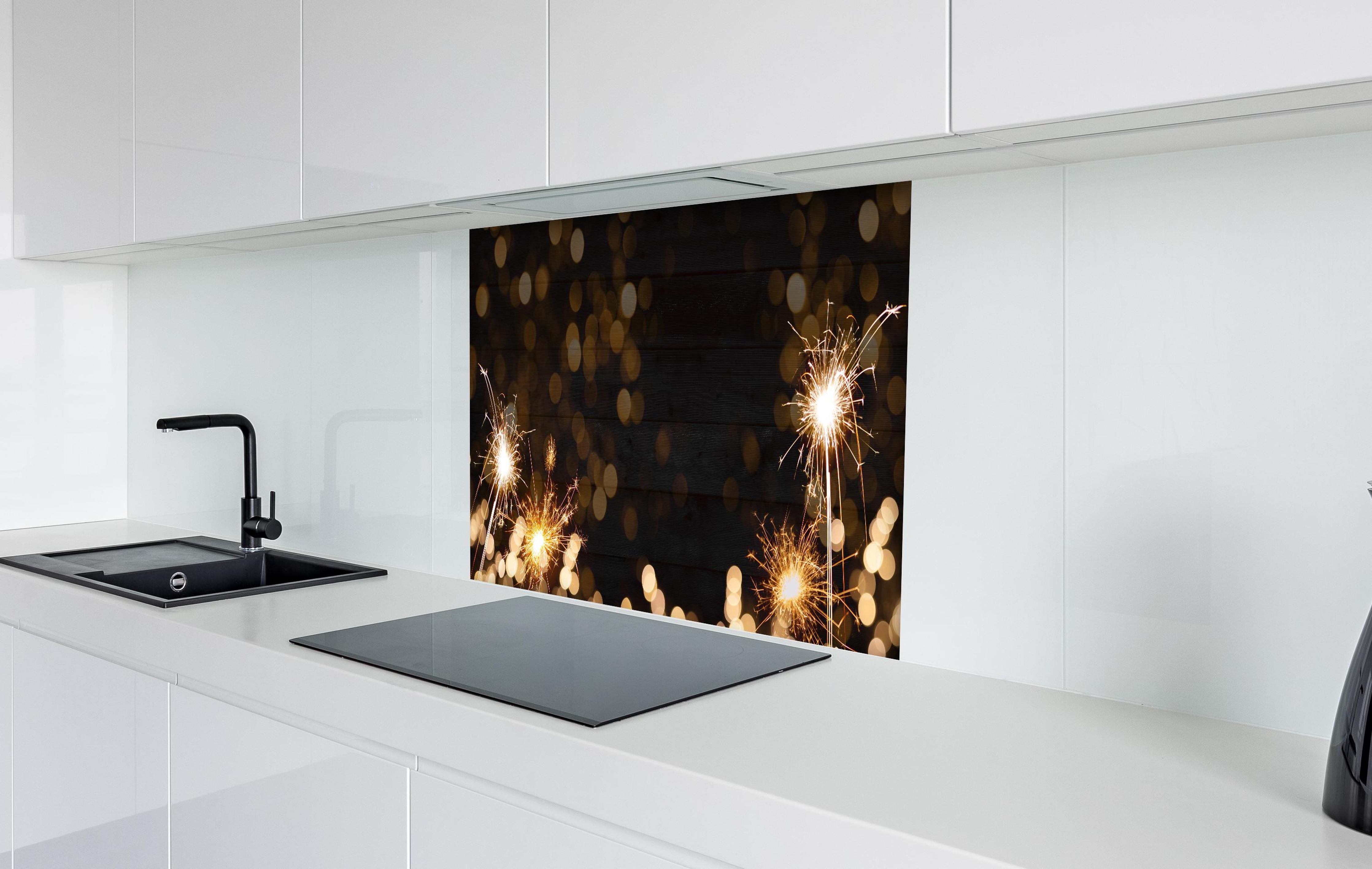 Spritzschutz - Feuerwerk und Sparkler Silvester Banner hinter einem Cerankochfeld zwischen Holz-Kochutensilien
