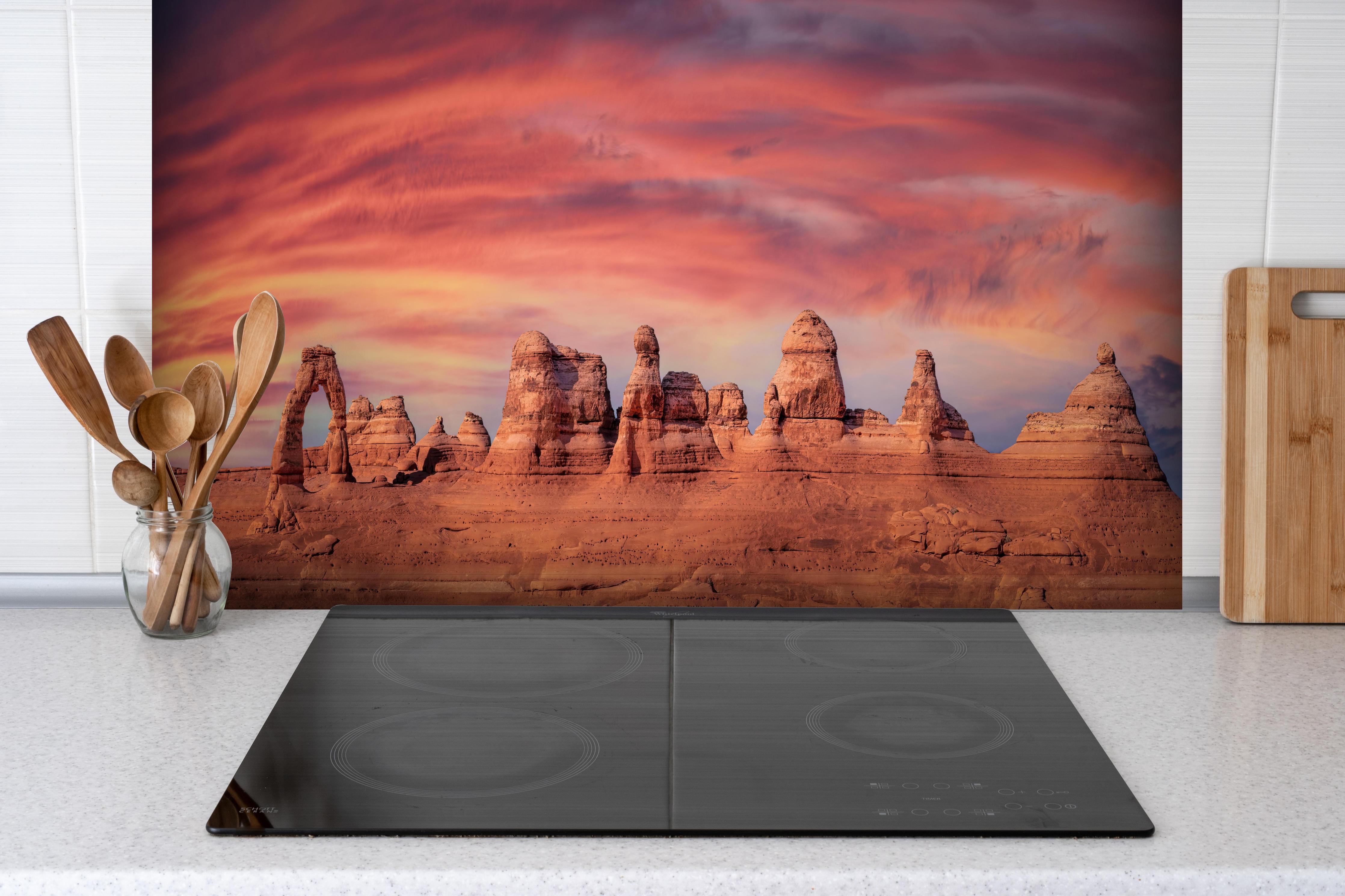 Spritzschutz - Filigraner Bogen im Arches National Park hinter einem Cerankochfeld zwischen Holz-Kochutensilien
