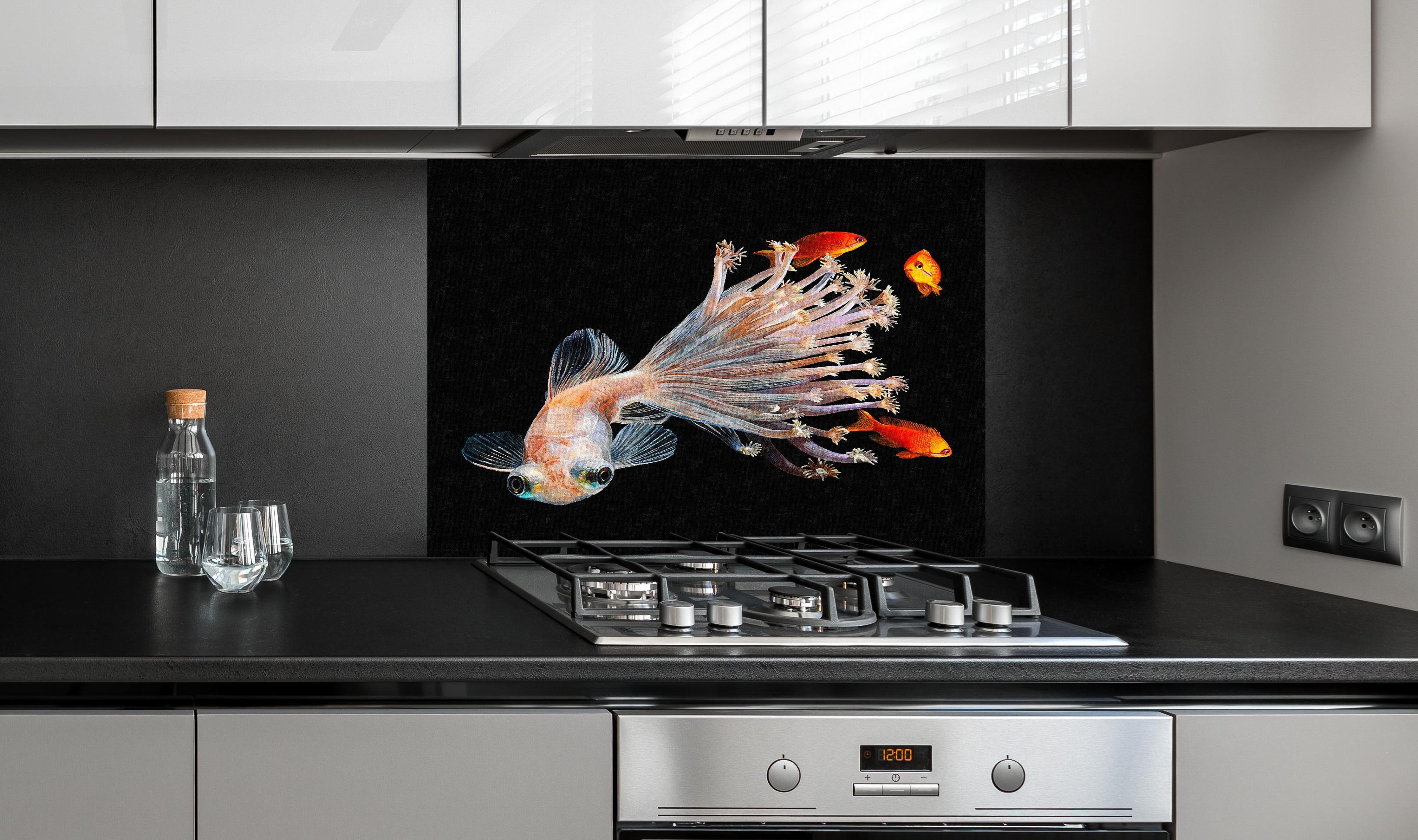 Spritzschutz - Fisch verschmolzen mit Korallen hinter einem Cerankochfeld zwischen Holz-Kochutensilien
