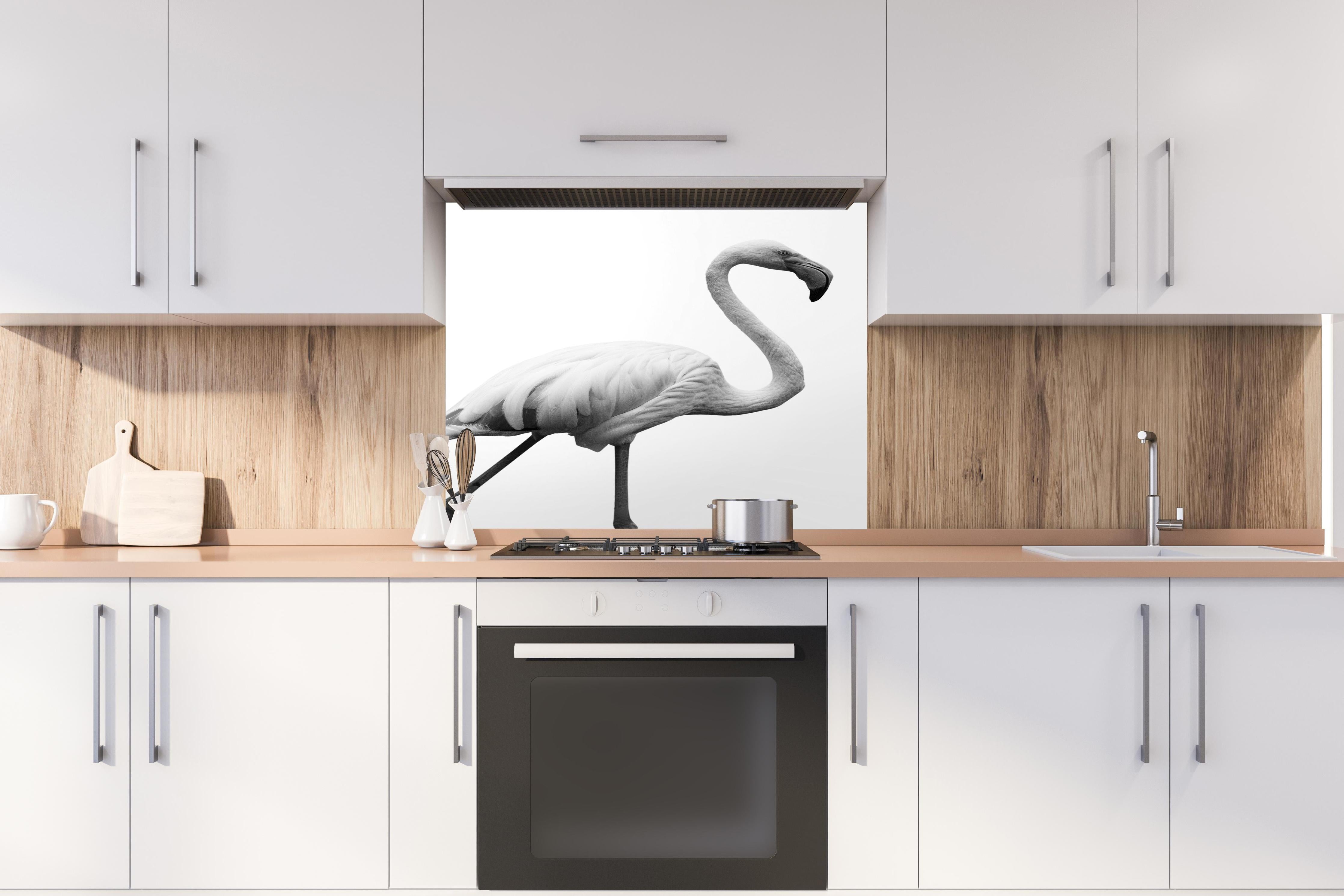 Spritzschutz - Flamingo - schwarz-weiß hinter einem Cerankochfeld zwischen Holz-Kochutensilien
