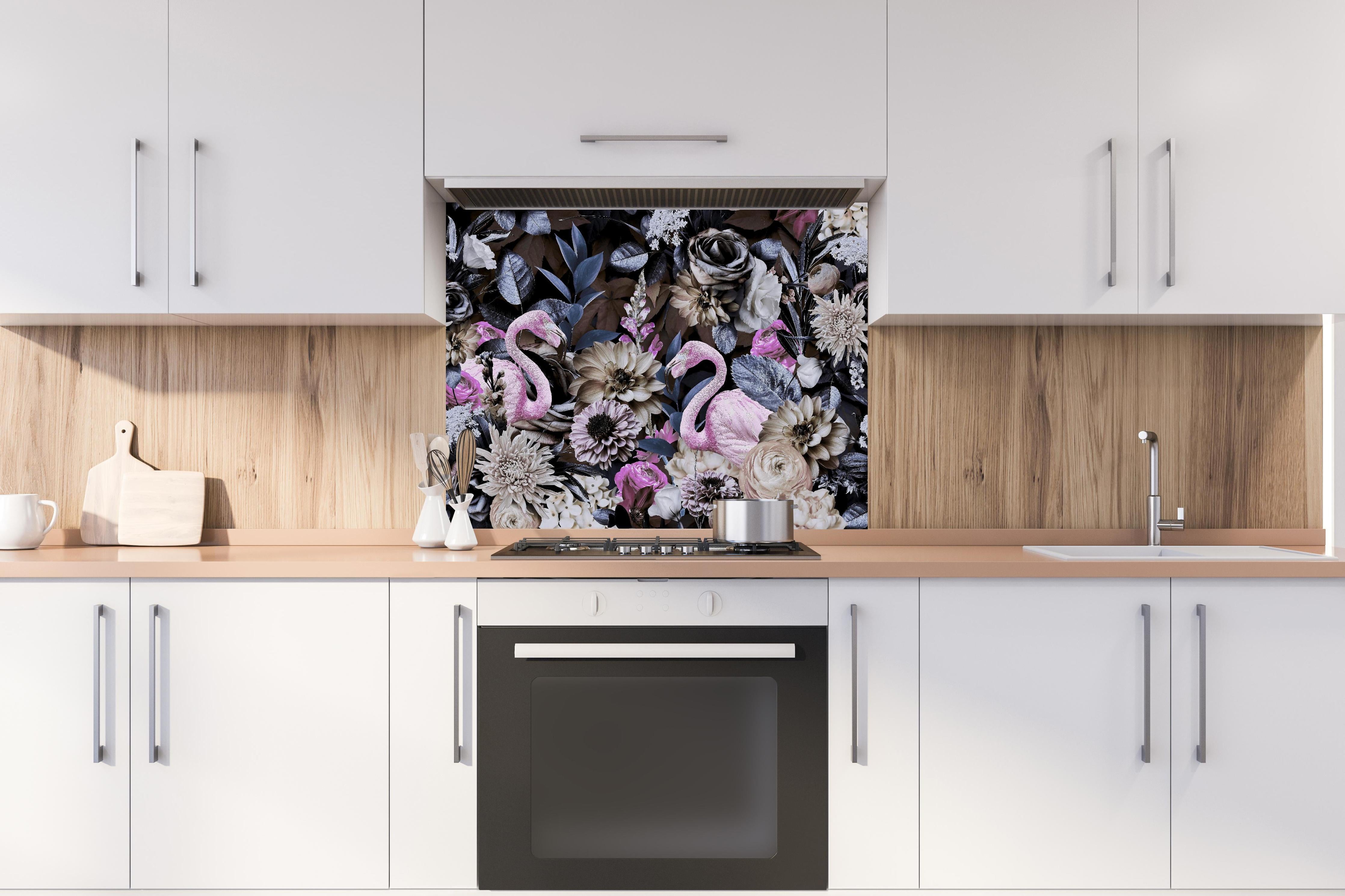 Spritzschutz - Flamingo Garden - Floral hinter einem Cerankochfeld zwischen Holz-Kochutensilien

