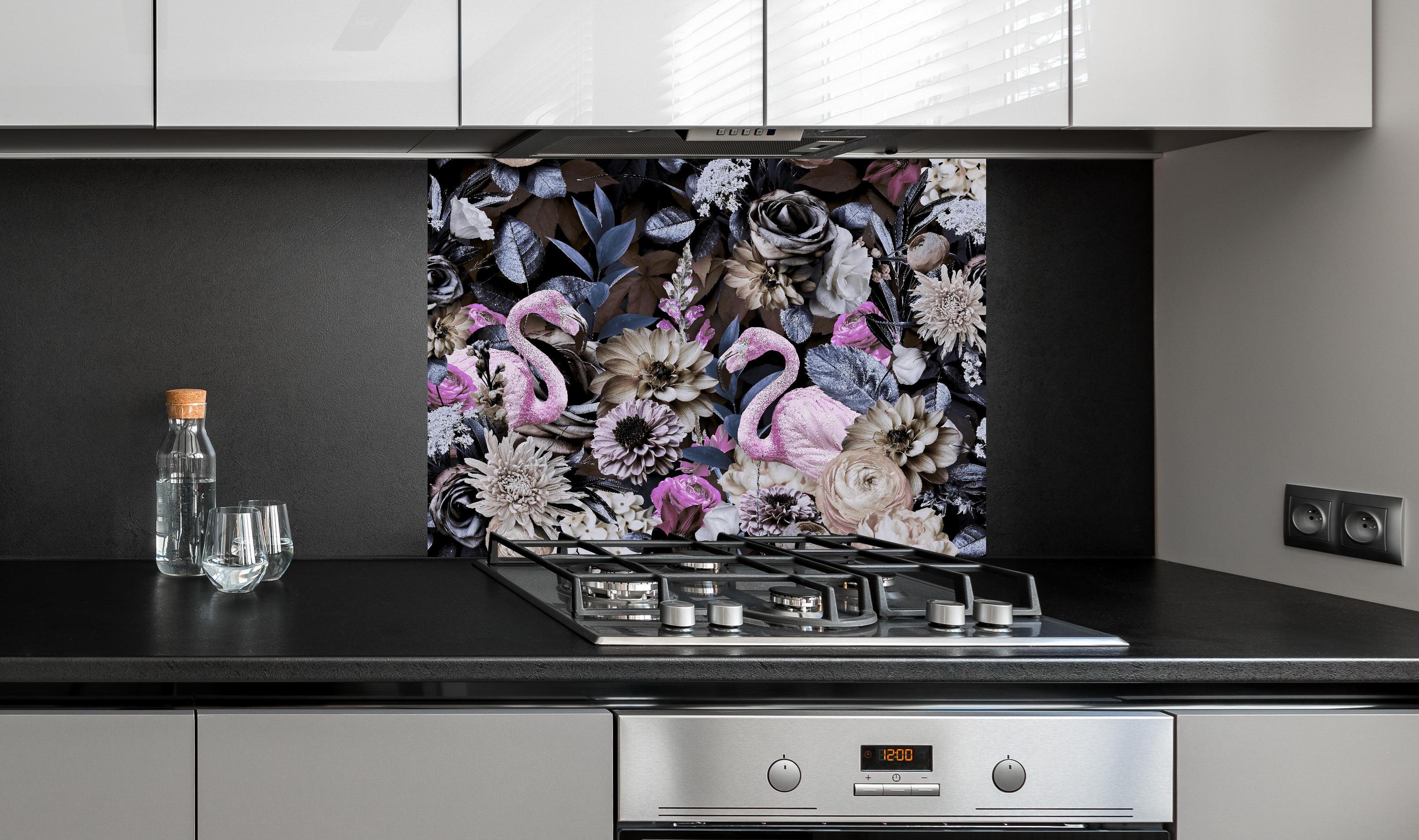Spritzschutz - Flamingo Garden - Floral hinter einem Cerankochfeld zwischen Holz-Kochutensilien
