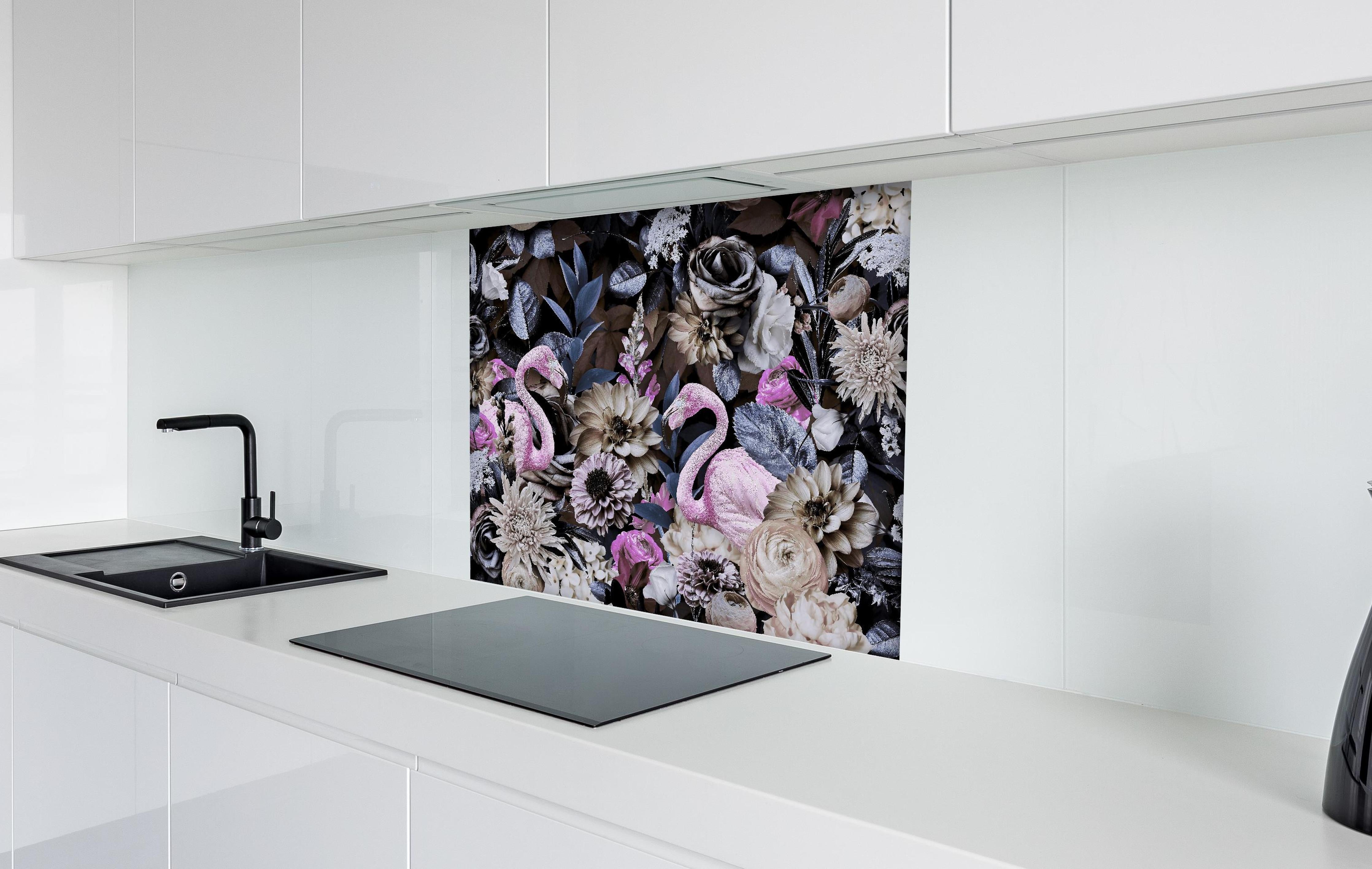 Spritzschutz - Flamingo Garden - Floral hinter einem Cerankochfeld zwischen Holz-Kochutensilien
