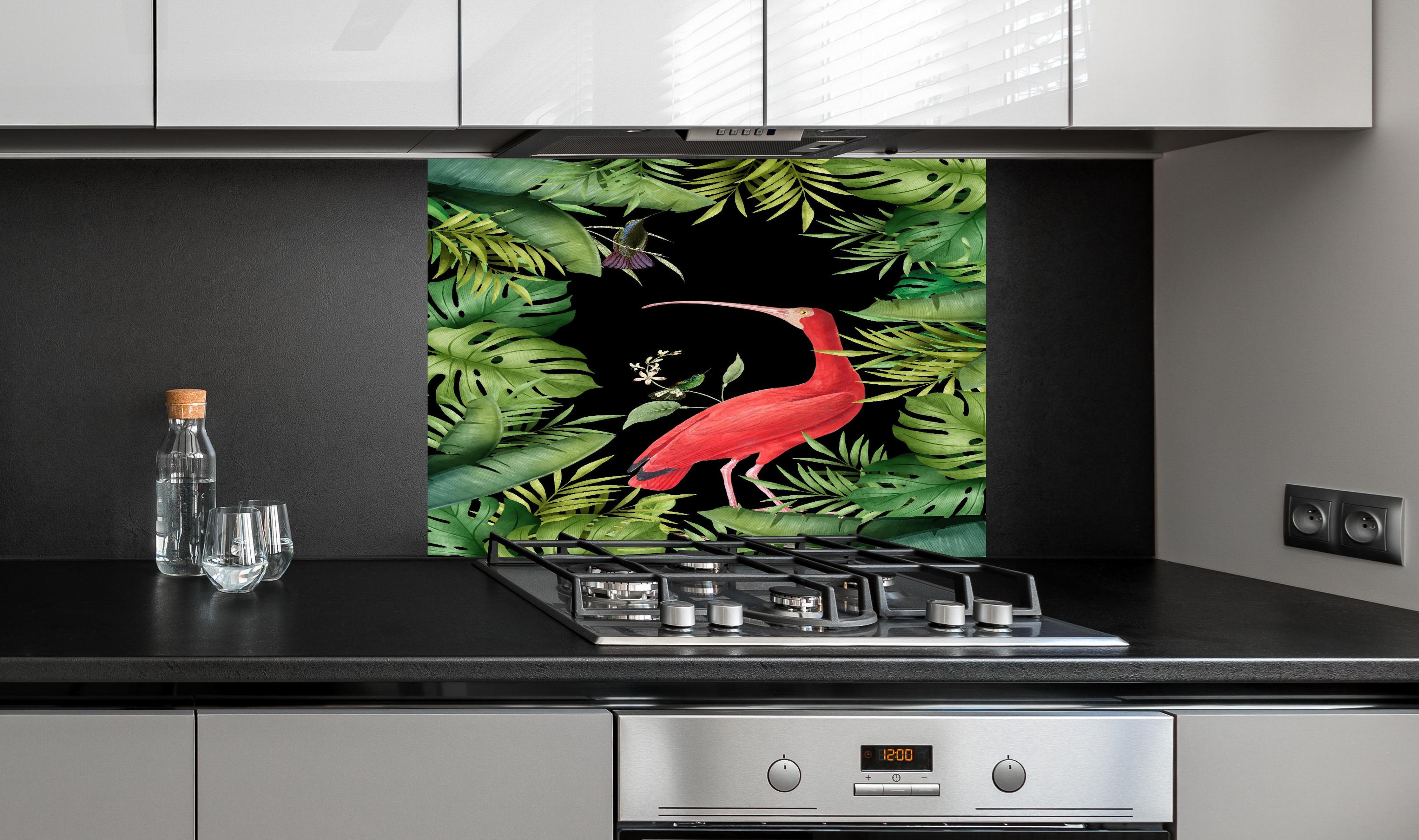 Spritzschutz - Flamingo im Pflanzenrahmen hinter einem Cerankochfeld zwischen Holz-Kochutensilien
