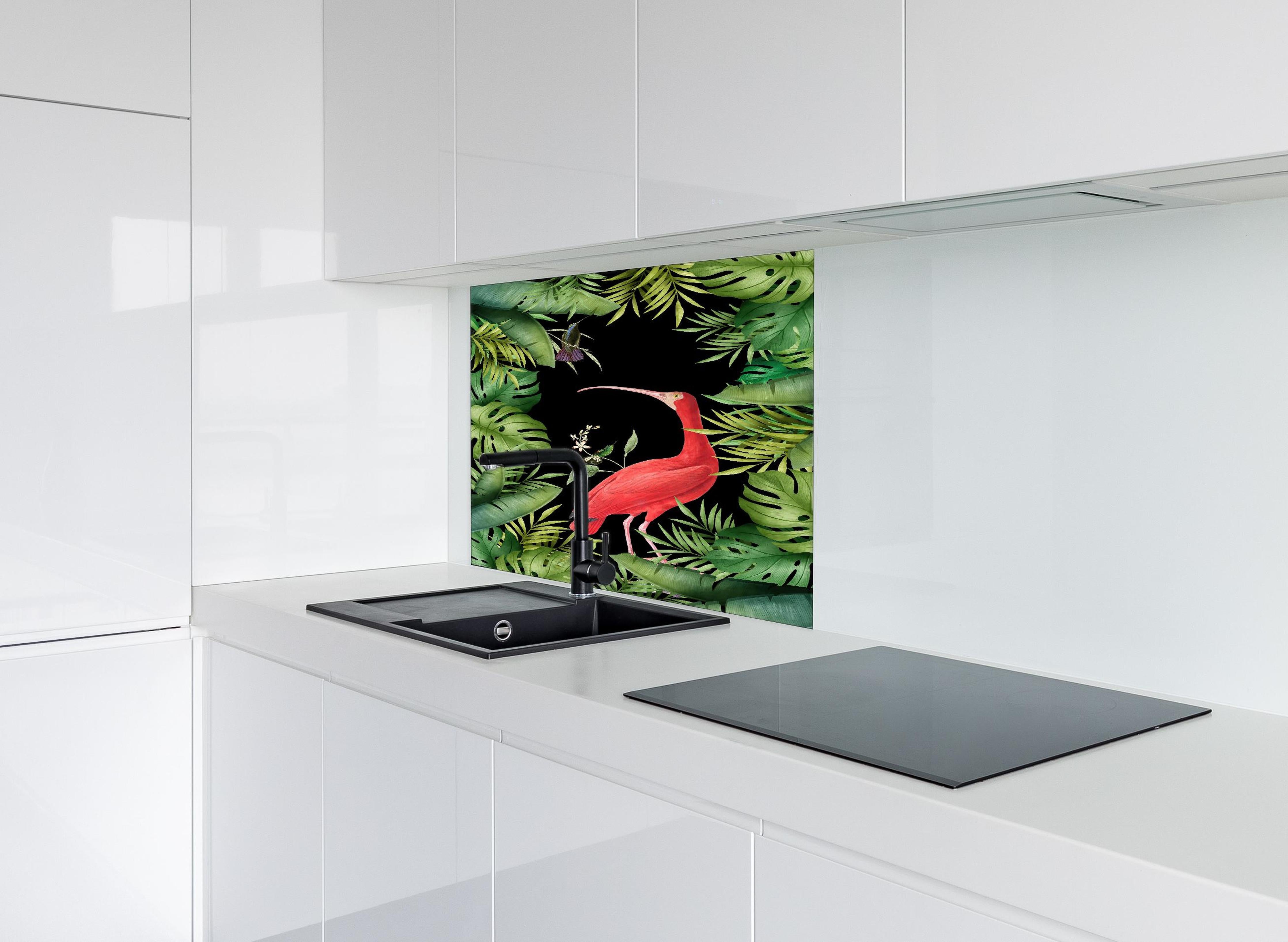 Spritzschutz - Flamingo im Pflanzenrahmen hinter einem Cerankochfeld zwischen Holz-Kochutensilien
