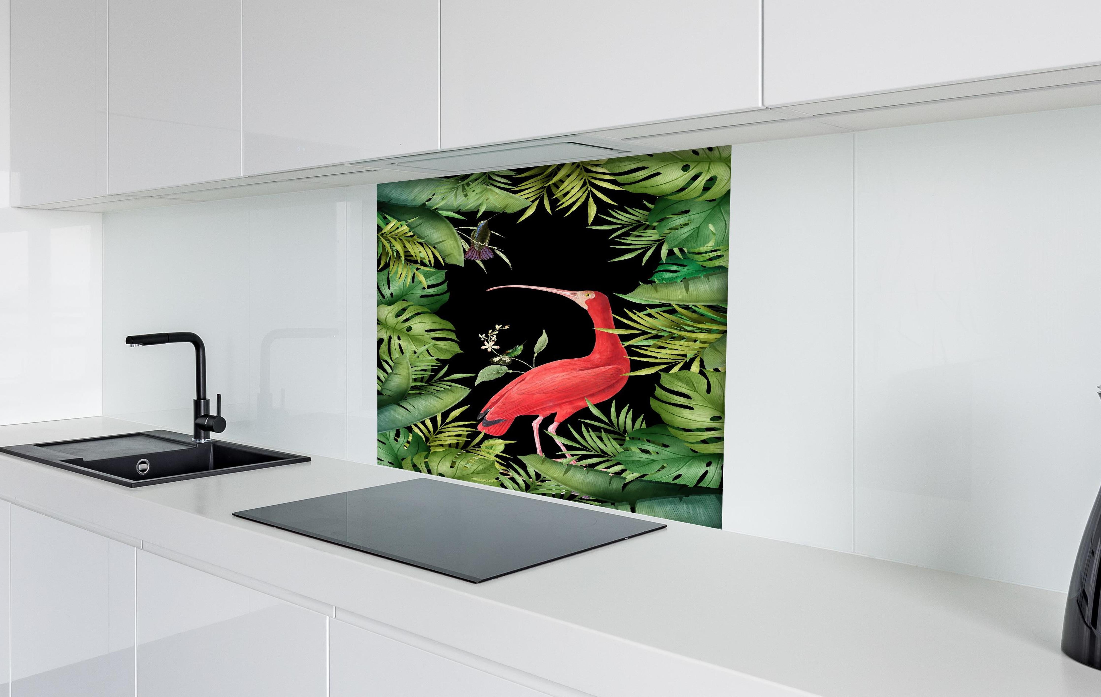 Spritzschutz - Flamingo im Pflanzenrahmen hinter einem Cerankochfeld zwischen Holz-Kochutensilien
