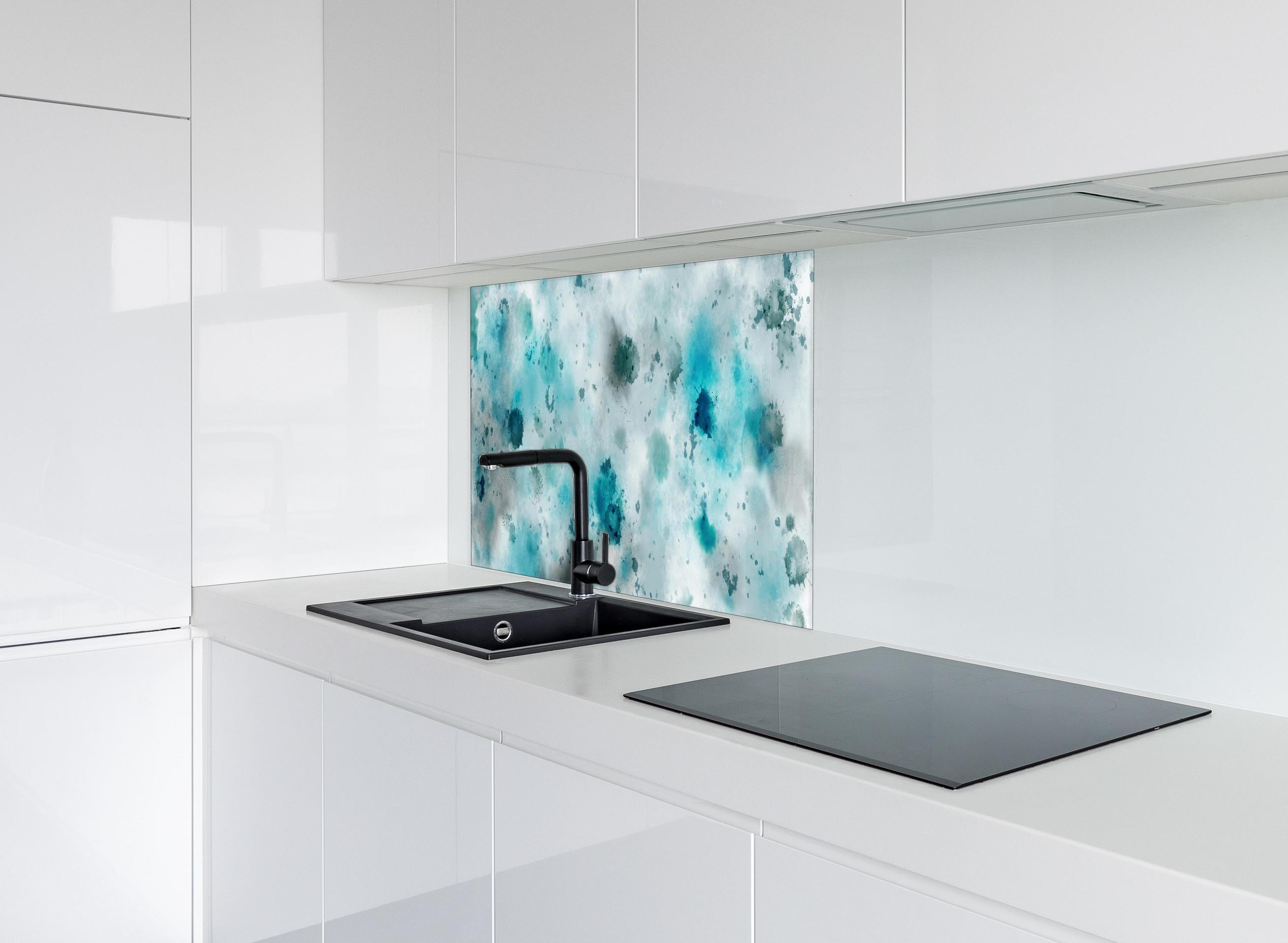 Spritzschutz - Flecken auf türkisfarbenen Aquarellhintergrund hinter einem Cerankochfeld zwischen Holz-Kochutensilien
