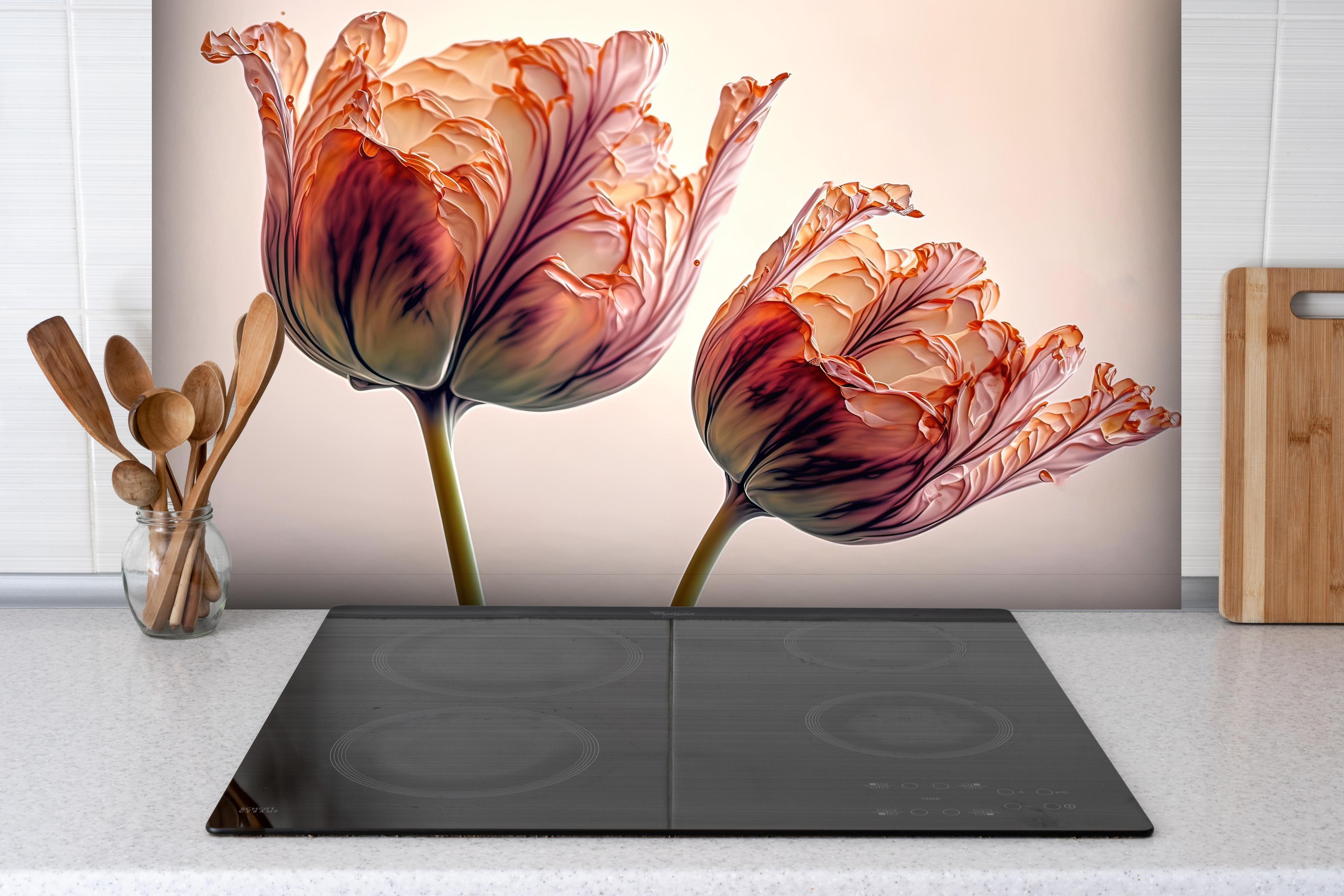 Spritzschutz - Fließende Tulpen Kunst in Fluid-Optik hinter einem Cerankochfeld zwischen Holz-Kochutensilien
