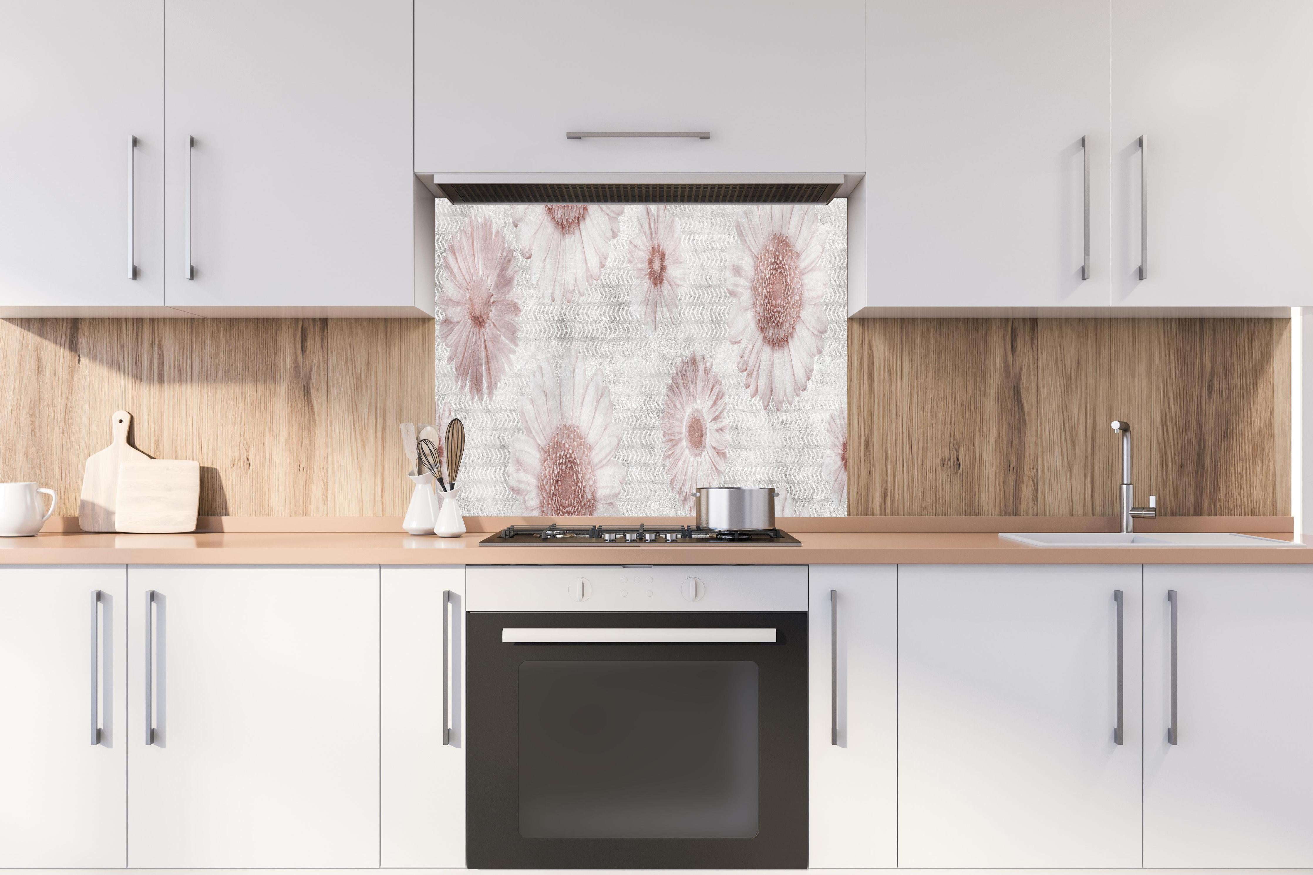 Spritzschutz - Floral Vintage Muster Grautöne auf Weiß hinter einem Cerankochfeld zwischen Holz-Kochutensilien
