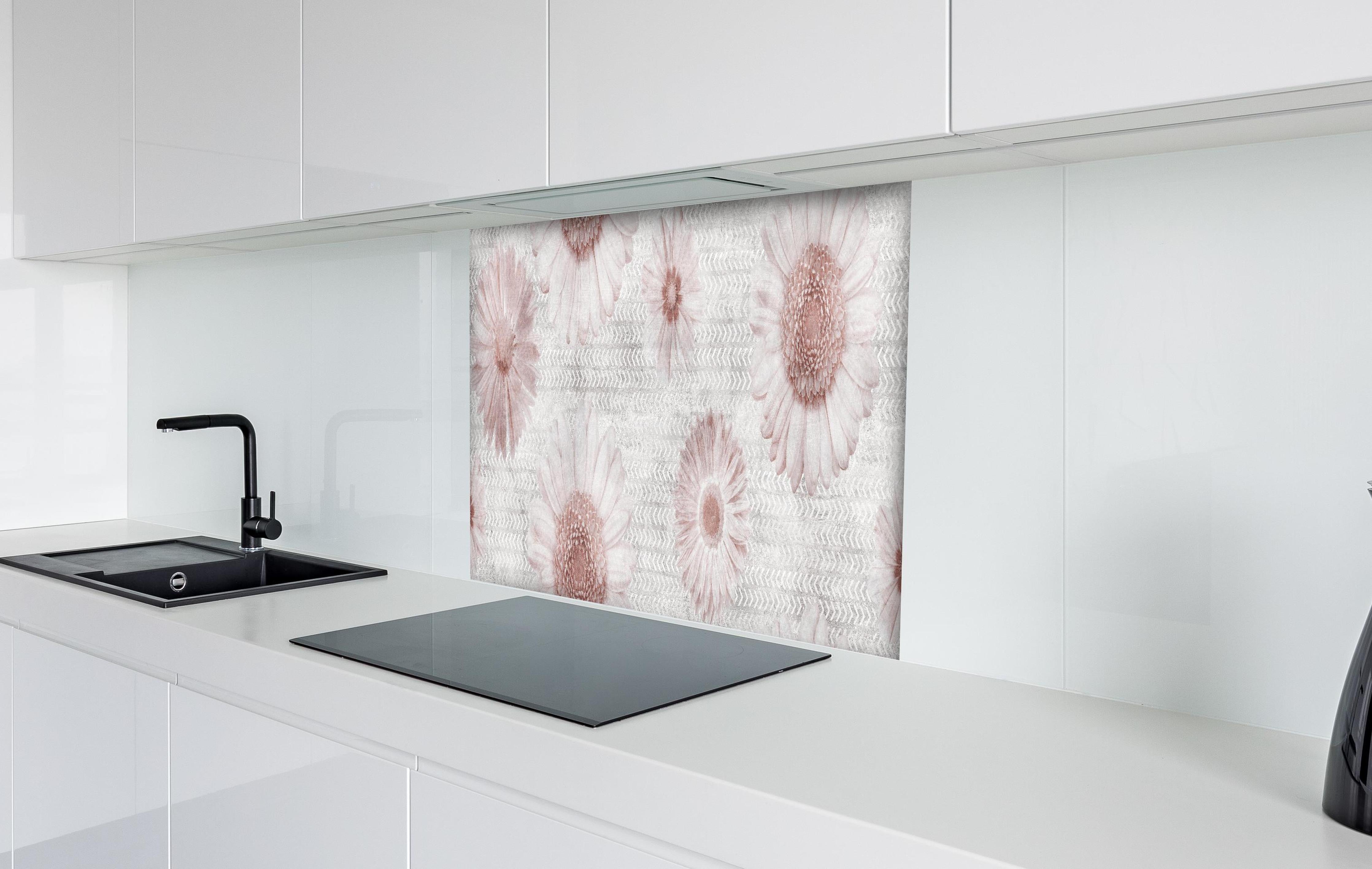 Spritzschutz - Floral Vintage Muster Grautöne auf Weiß hinter einem Cerankochfeld zwischen Holz-Kochutensilien
