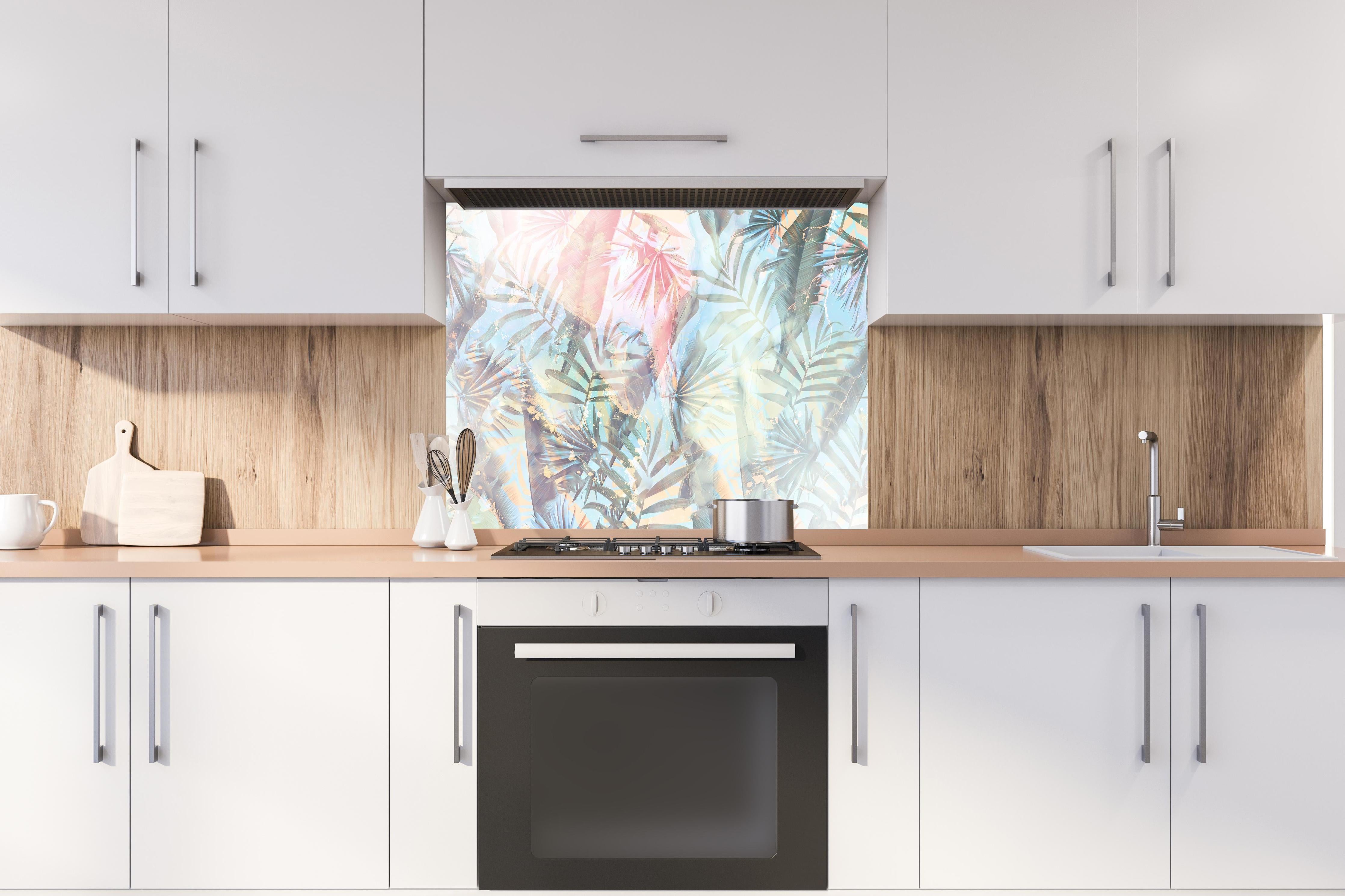 Spritzschutz - Florale Darstellung - Pastell hinter einem Cerankochfeld zwischen Holz-Kochutensilien
