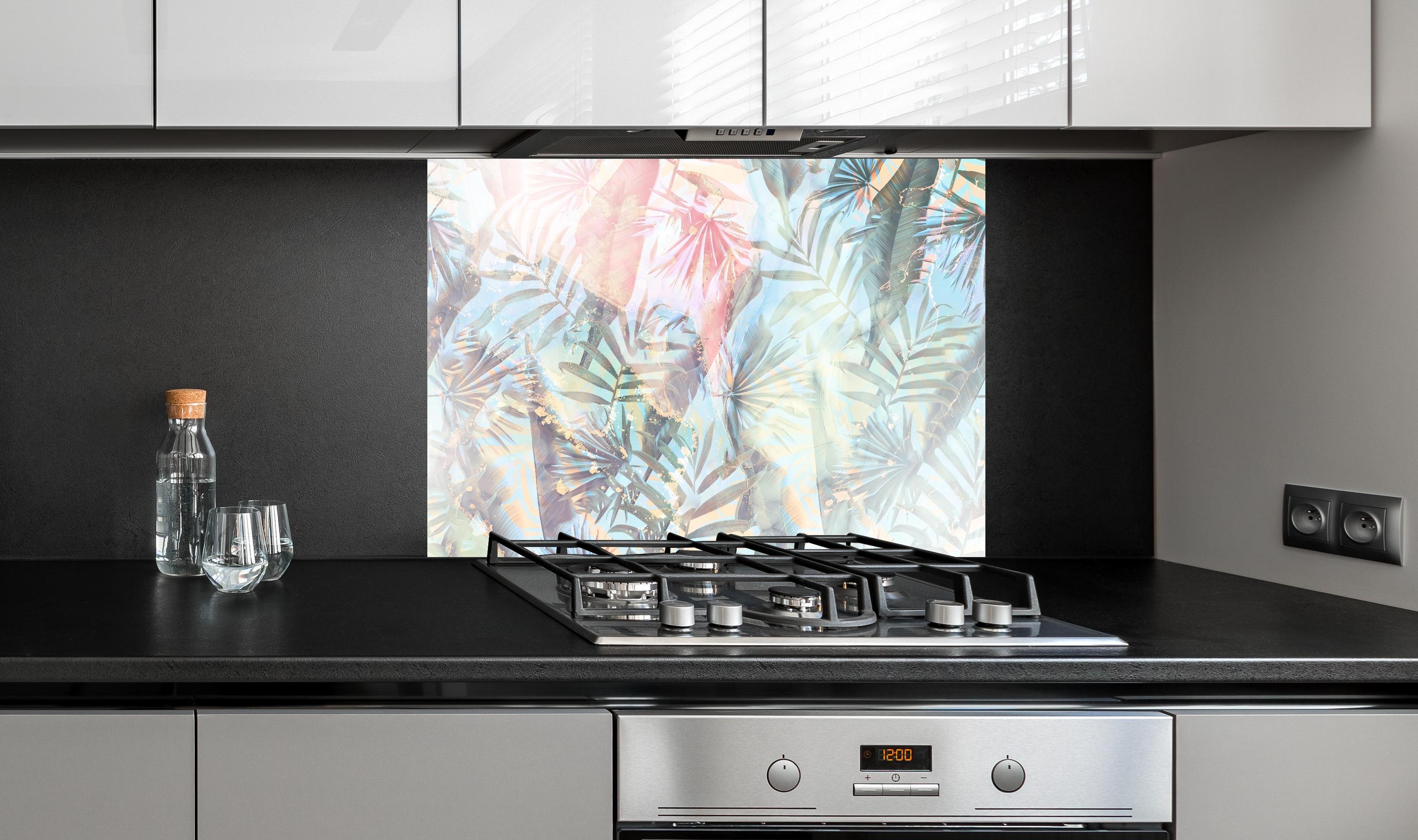 Spritzschutz - Florale Darstellung - Pastell hinter einem Cerankochfeld zwischen Holz-Kochutensilien
