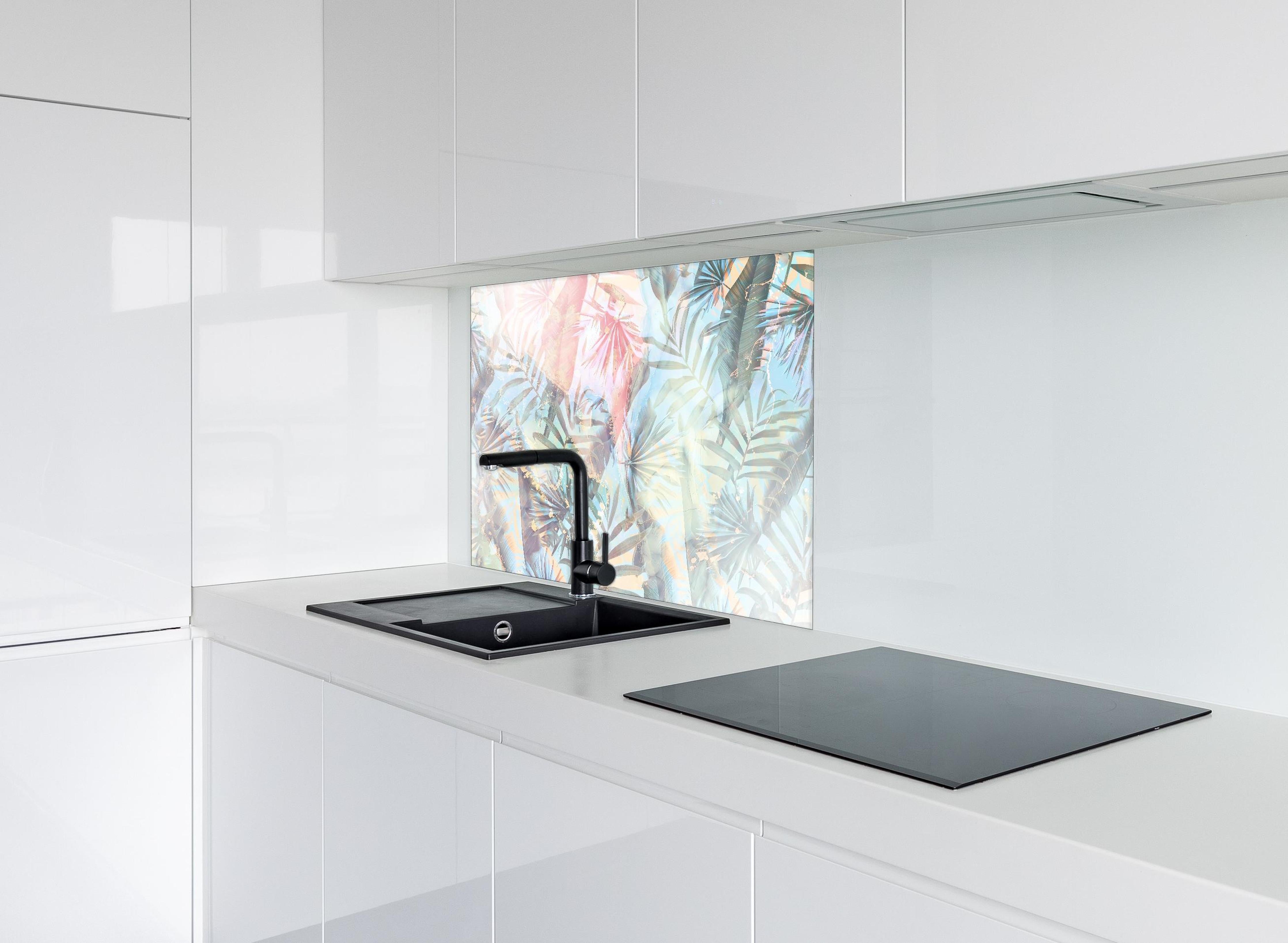 Spritzschutz - Florale Darstellung - Pastell hinter einem Cerankochfeld zwischen Holz-Kochutensilien
