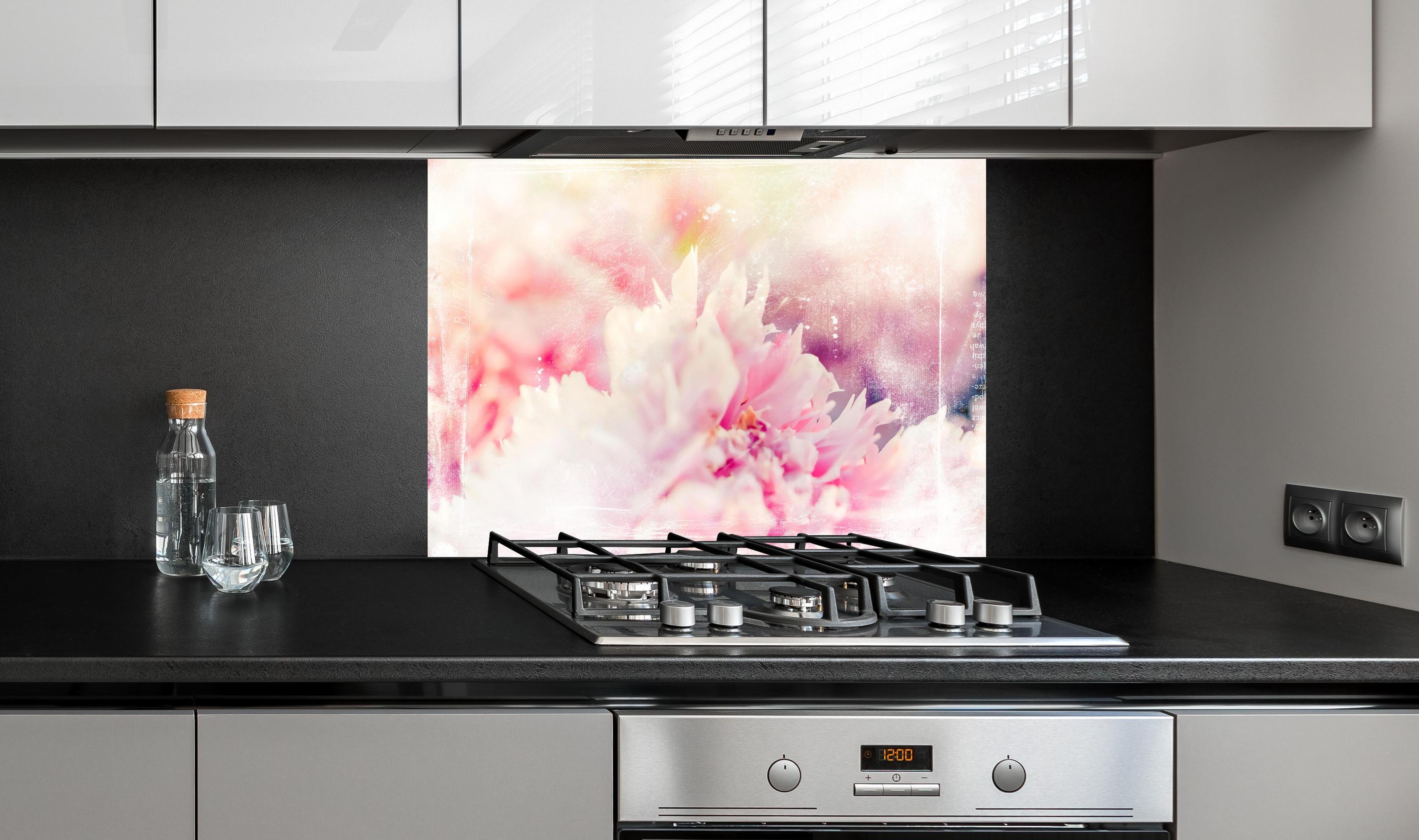 Spritzschutz - Florale Darstellung  hinter einem Cerankochfeld zwischen Holz-Kochutensilien
