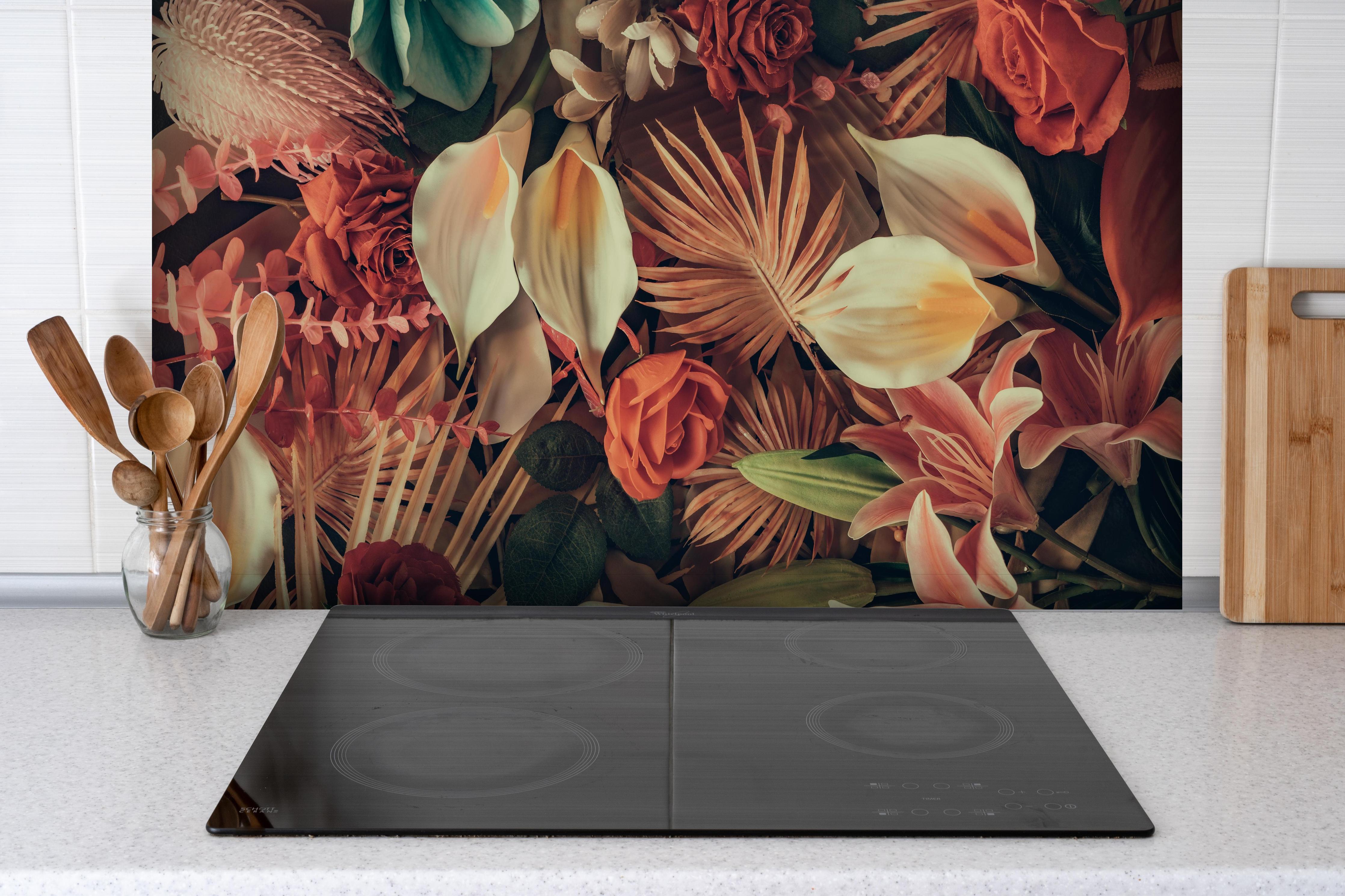 Spritzschutz - Florale Grußkarte mit Frühlingsblumen hinter einem Cerankochfeld zwischen Holz-Kochutensilien
