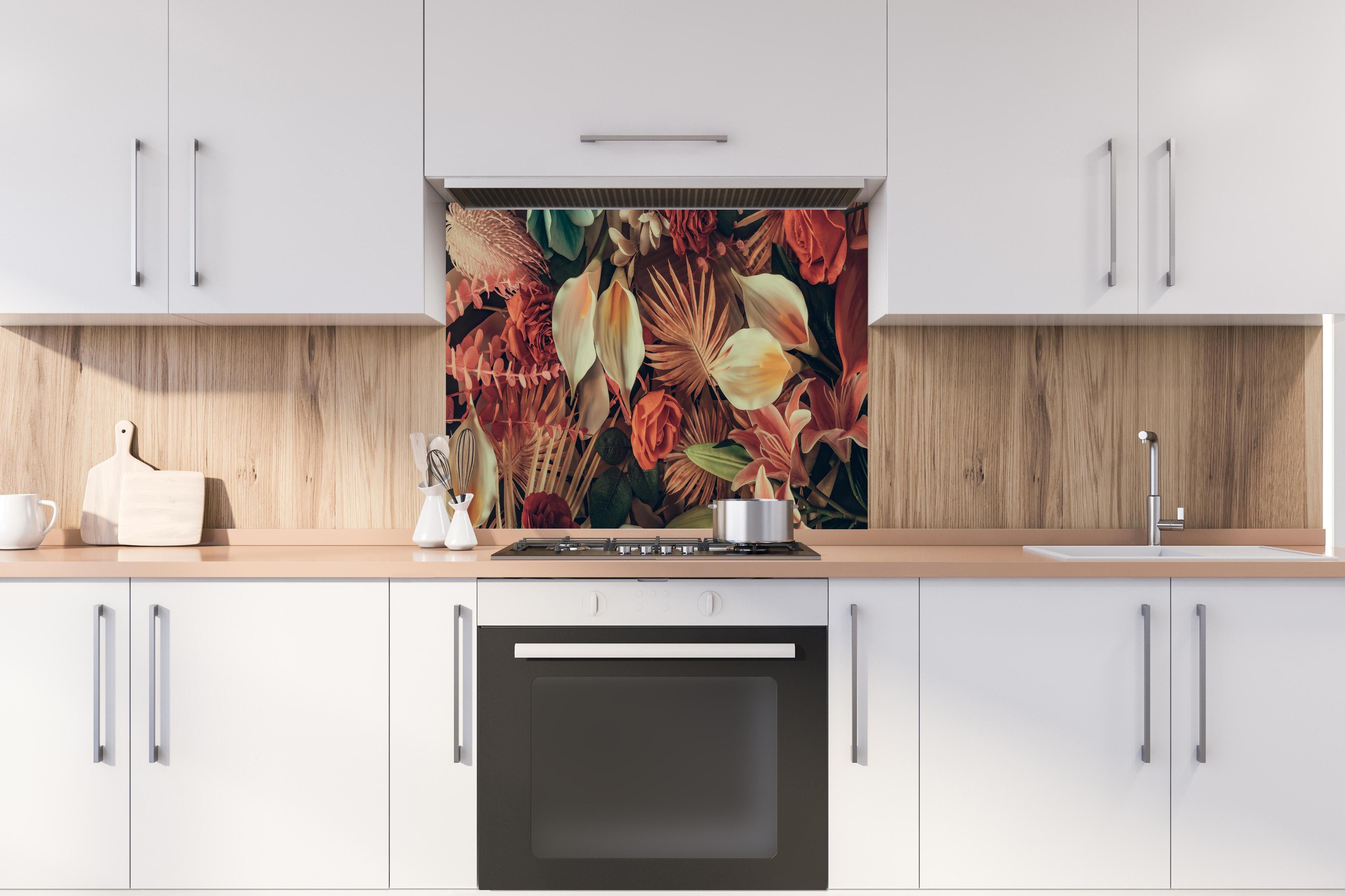 Spritzschutz - Florale Grußkarte mit Frühlingsblumen hinter einem Cerankochfeld zwischen Holz-Kochutensilien
