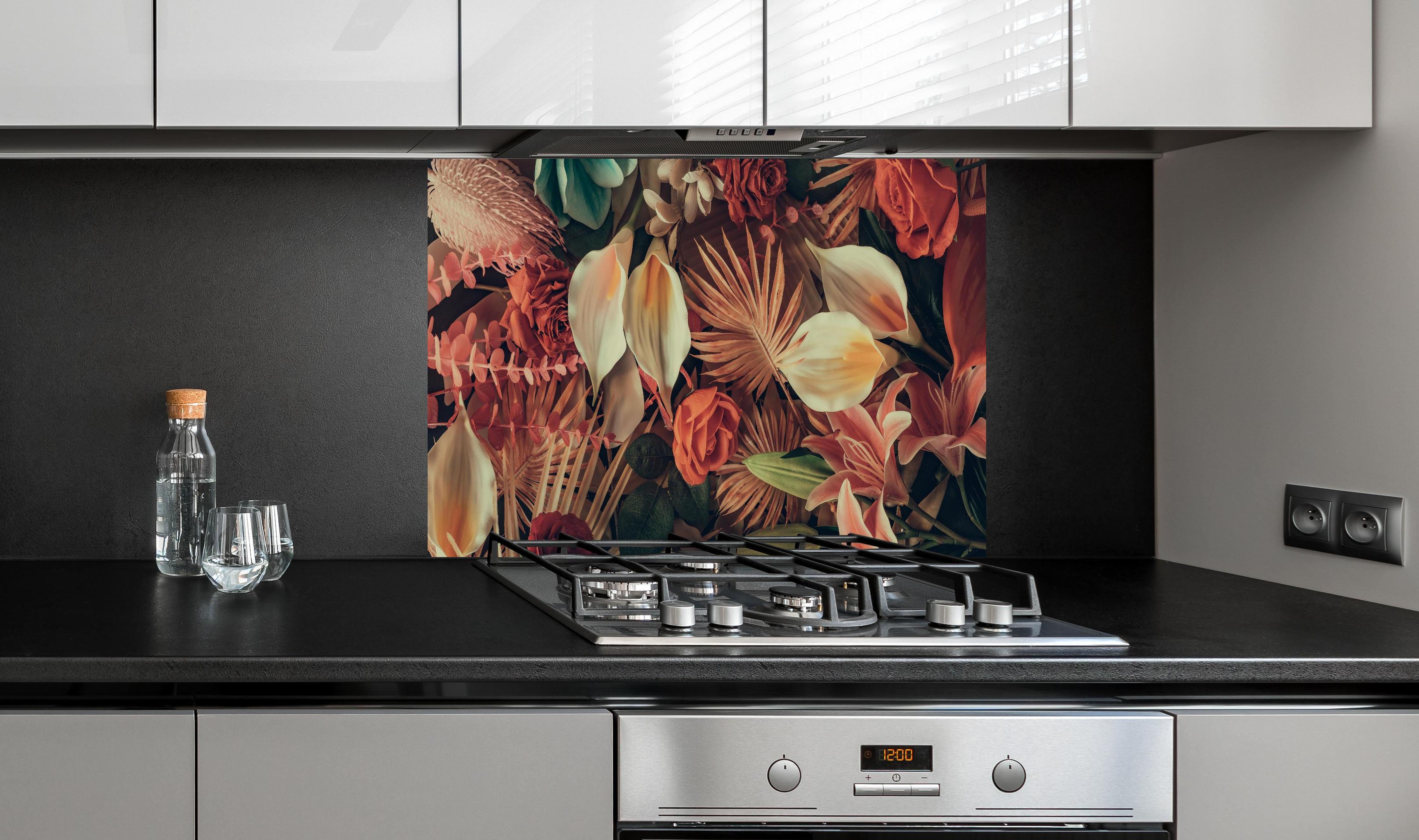 Spritzschutz - Florale Grußkarte mit Frühlingsblumen hinter einem Cerankochfeld zwischen Holz-Kochutensilien
