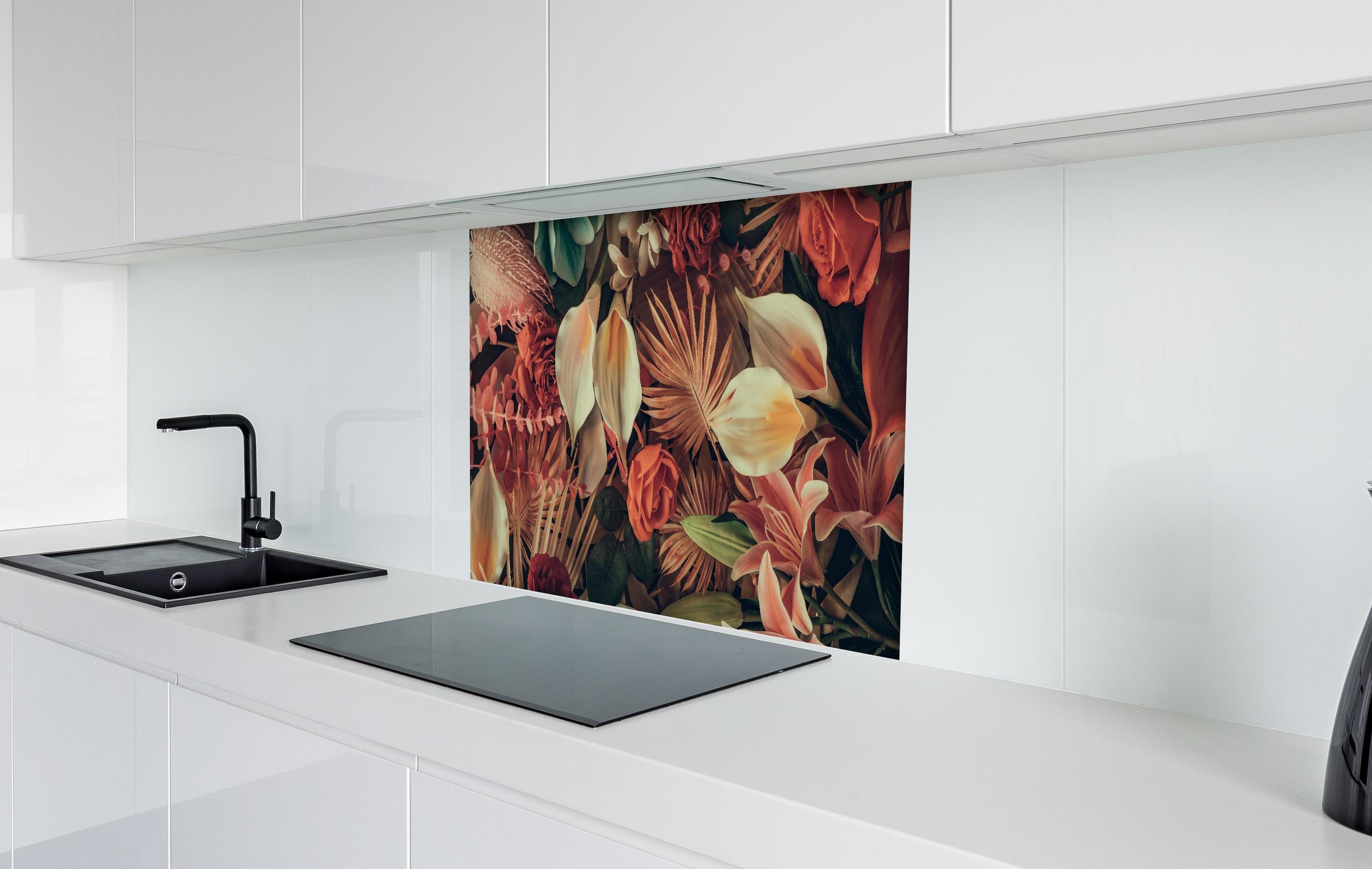 Spritzschutz - Florale Grußkarte mit Frühlingsblumen hinter einem Cerankochfeld zwischen Holz-Kochutensilien
