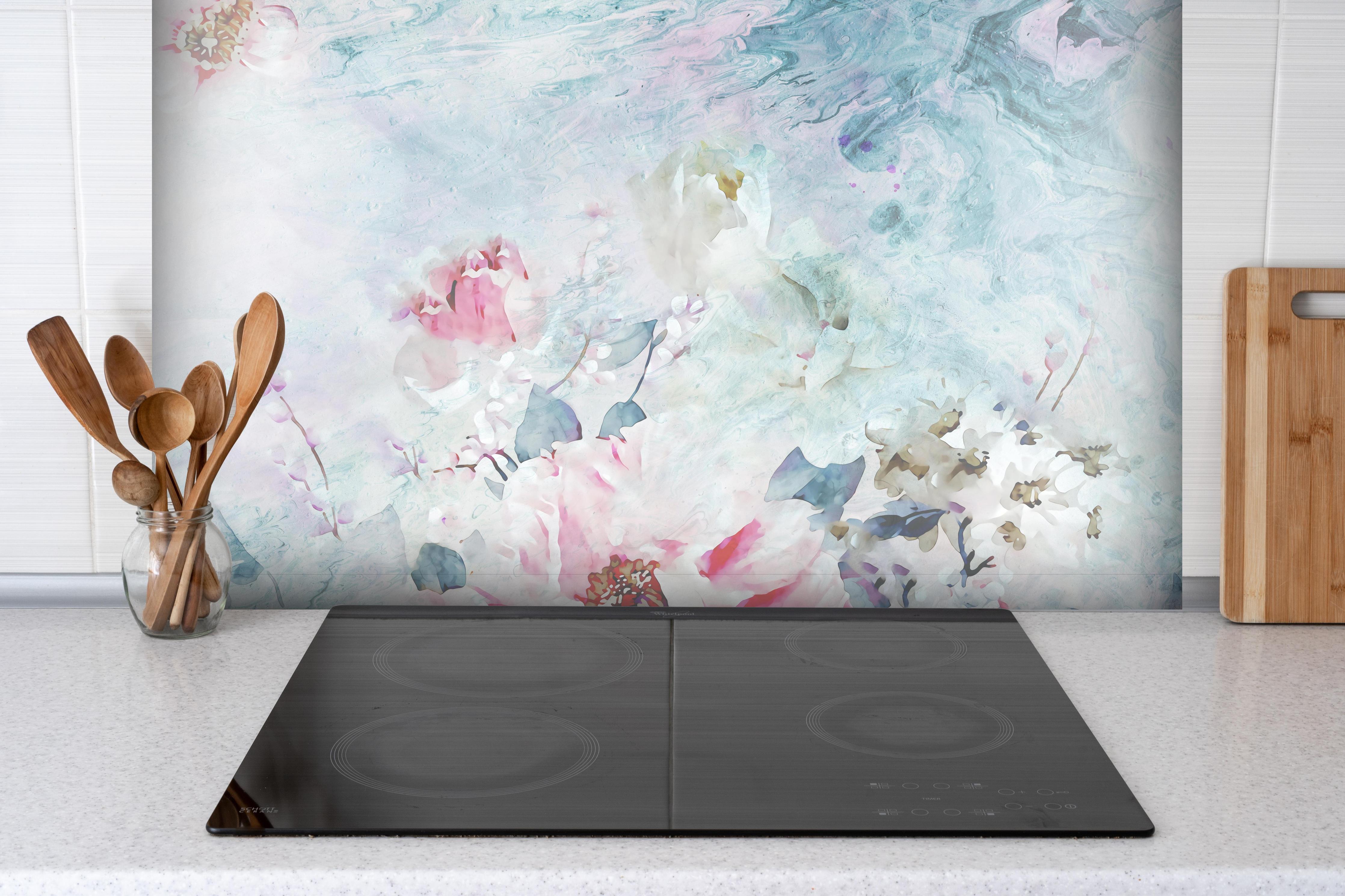 Spritzschutz - Florale Kunst - Blumen Portrait hinter einem Cerankochfeld zwischen Holz-Kochutensilien
