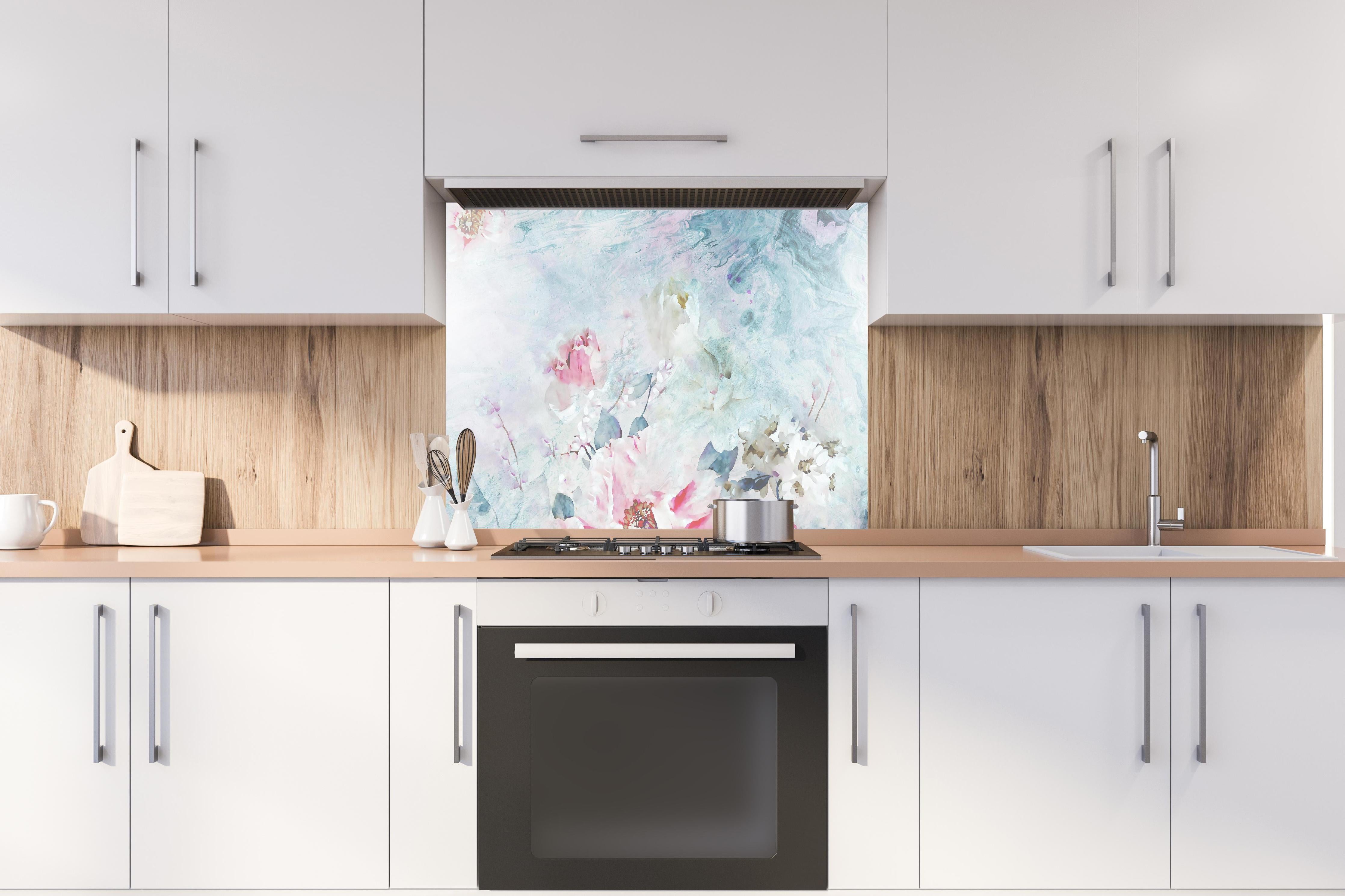 Spritzschutz - Florale Kunst - Blumen Portrait hinter einem Cerankochfeld zwischen Holz-Kochutensilien
