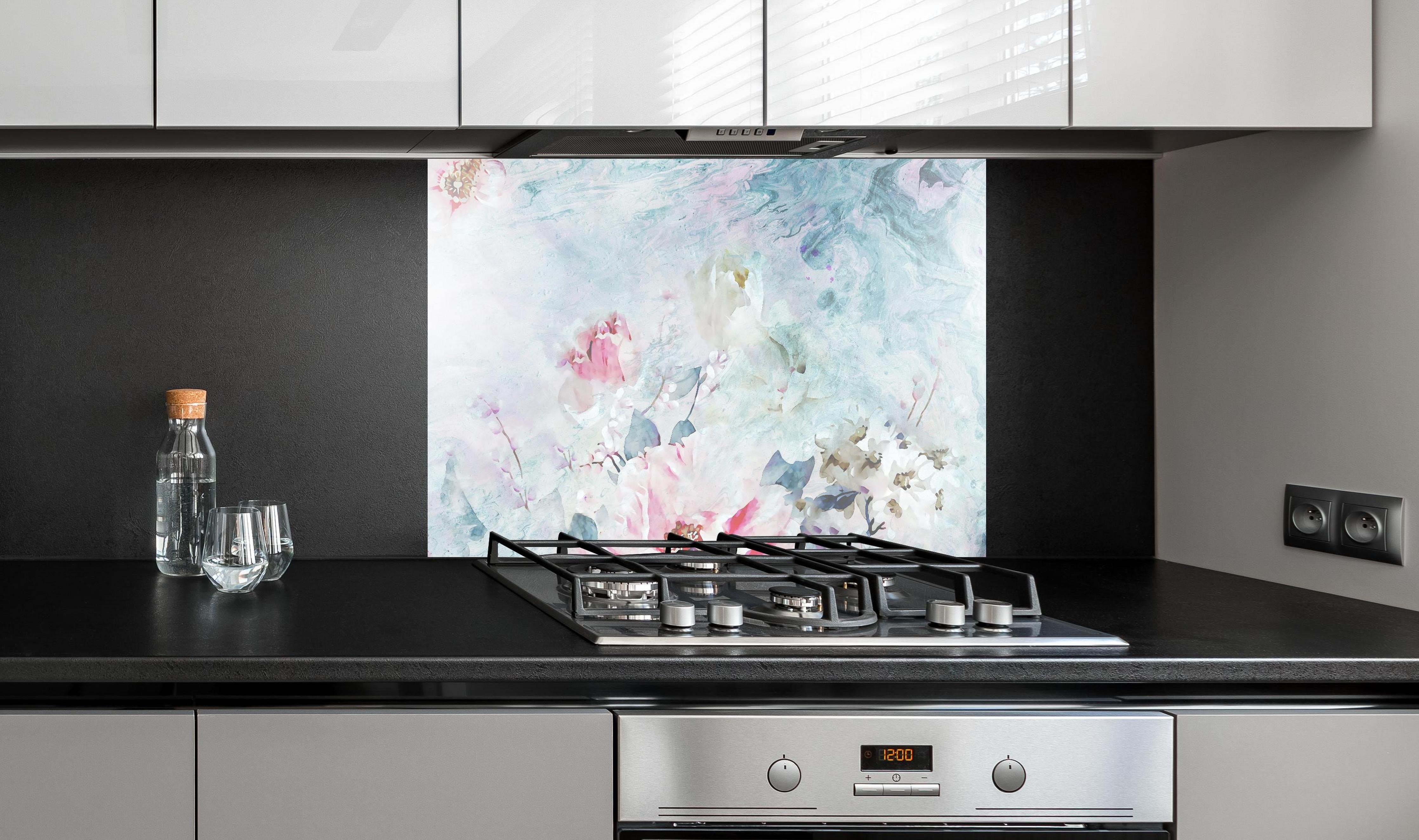 Spritzschutz - Florale Kunst - Blumen Portrait hinter einem Cerankochfeld zwischen Holz-Kochutensilien
