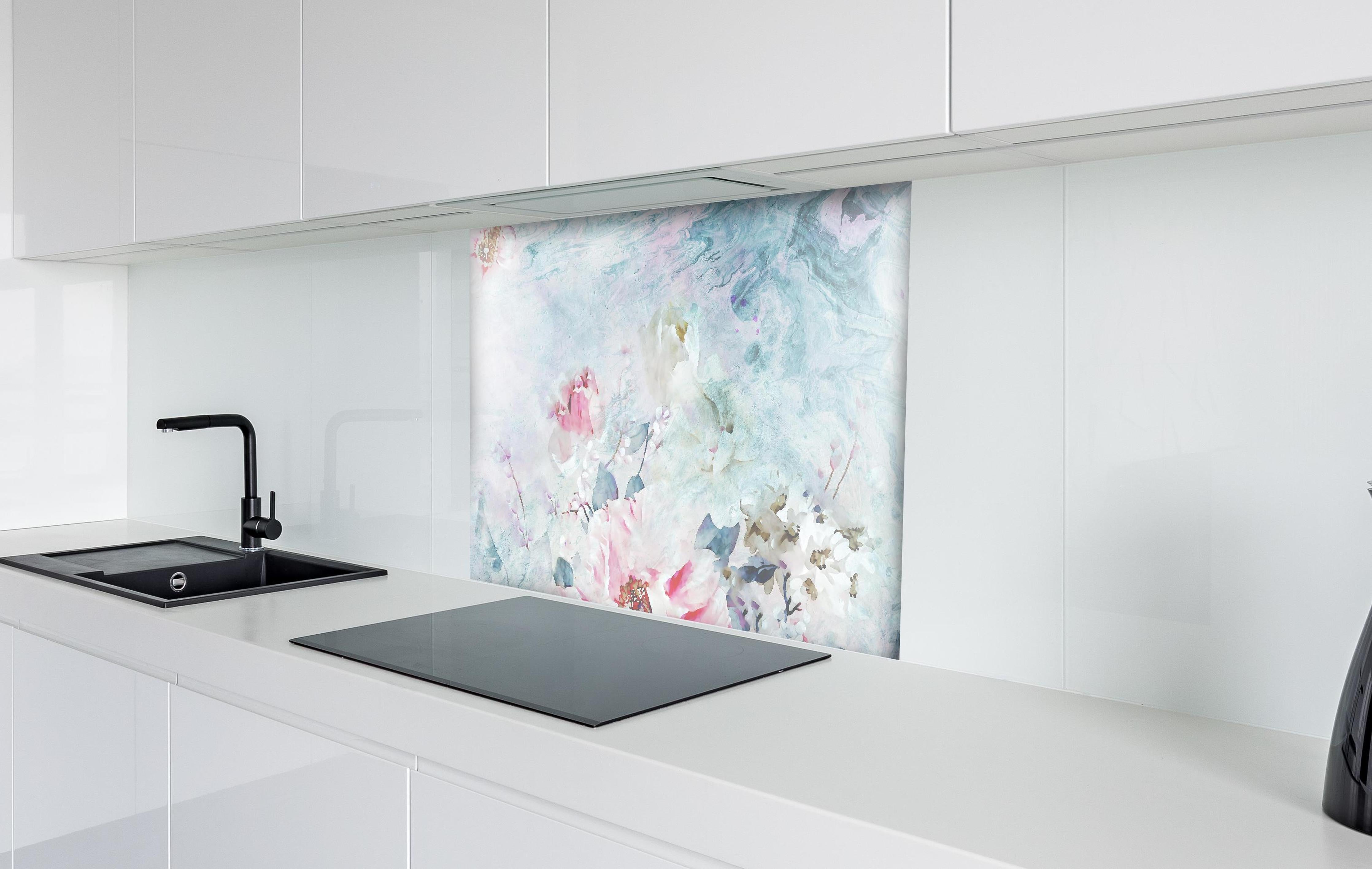 Spritzschutz - Florale Kunst - Blumen Portrait hinter einem Cerankochfeld zwischen Holz-Kochutensilien
