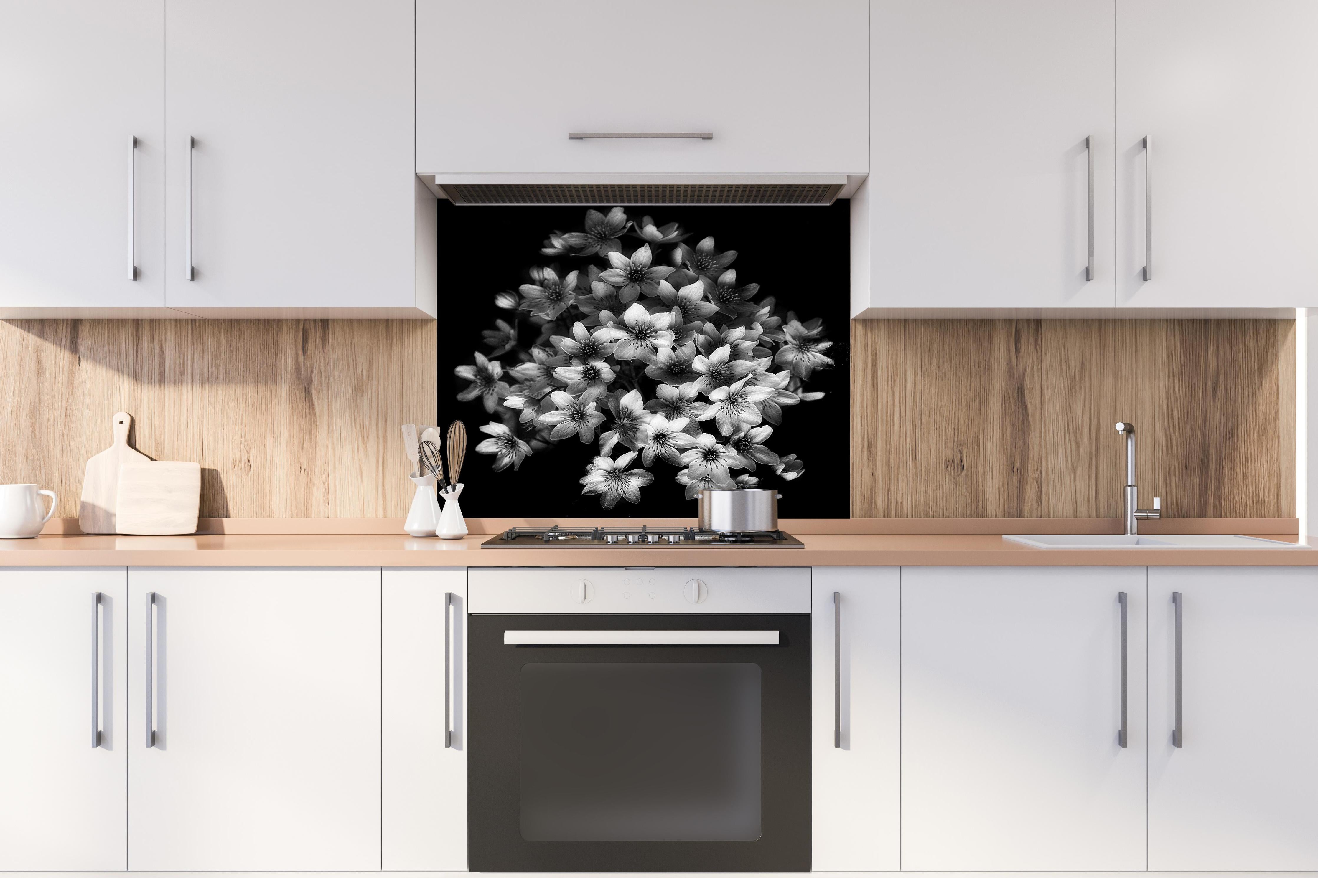 Spritzschutz - Florale Kunst - Blumenstrauß hinter einem Cerankochfeld zwischen Holz-Kochutensilien
