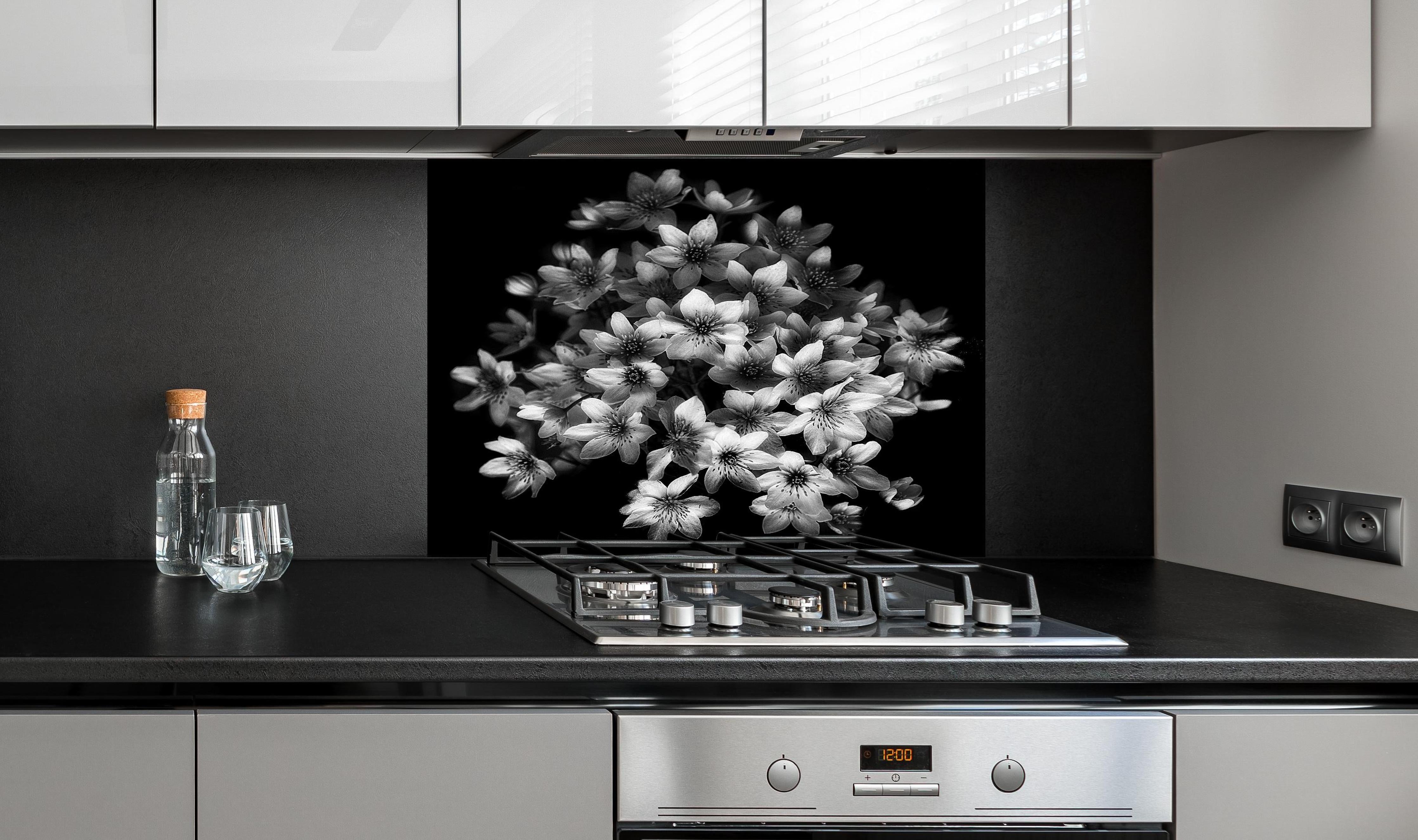 Spritzschutz - Florale Kunst - Blumenstrauß hinter einem Cerankochfeld zwischen Holz-Kochutensilien
