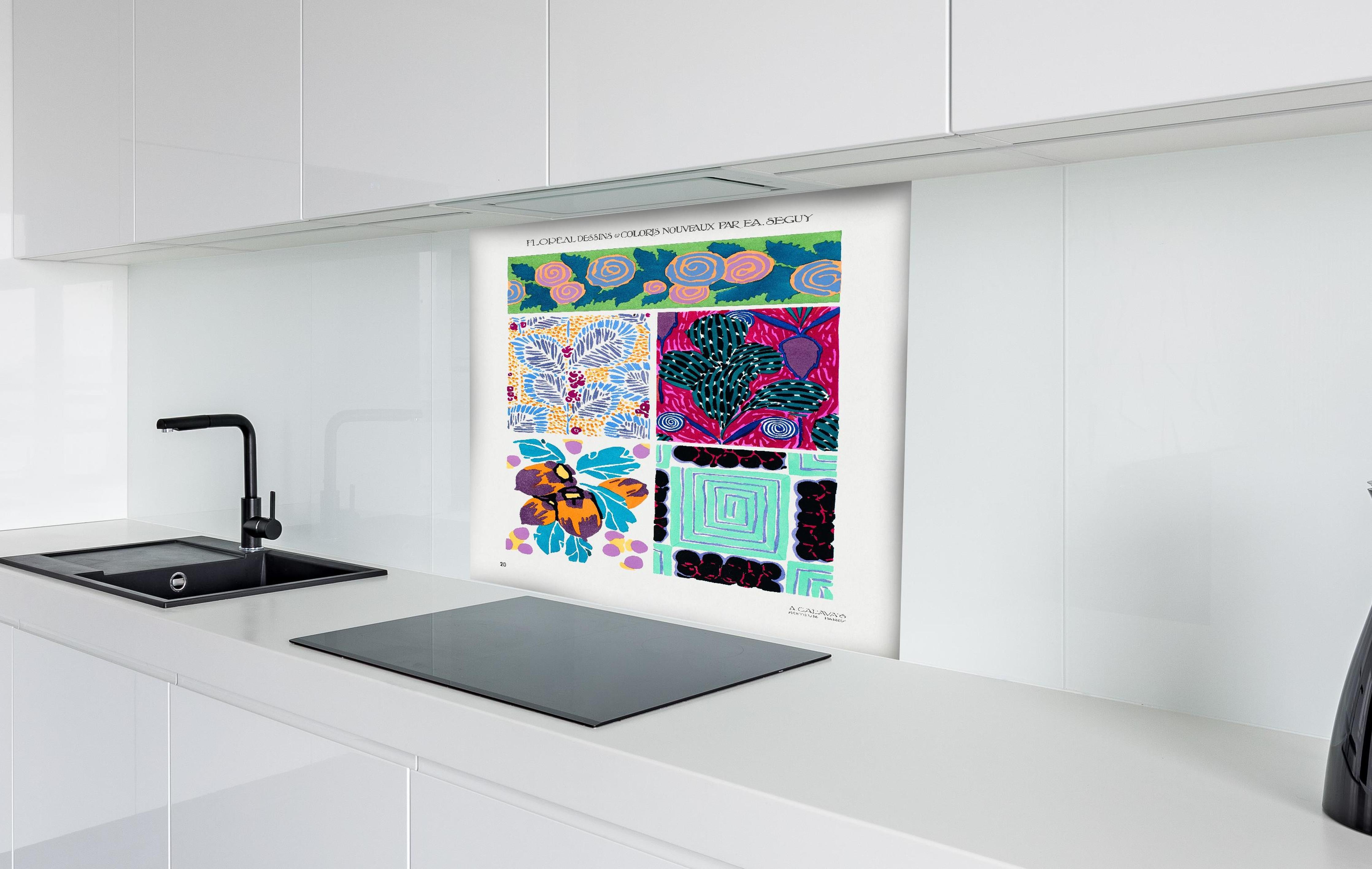 Spritzschutz - Florale Kunst Retro Poster Druck hinter einem Cerankochfeld zwischen Holz-Kochutensilien
