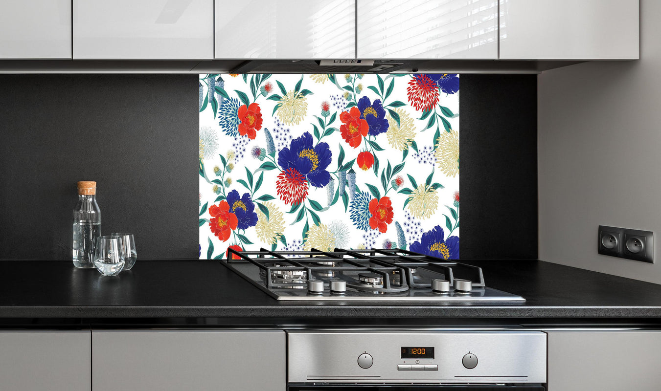 Spritzschutz - Florale Tapete mit buntem Blumen Design hinter einem Cerankochfeld zwischen Holz-Kochutensilien
