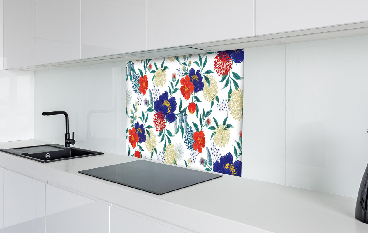 Spritzschutz - Florale Tapete mit buntem Blumen Design hinter einem Cerankochfeld zwischen Holz-Kochutensilien
