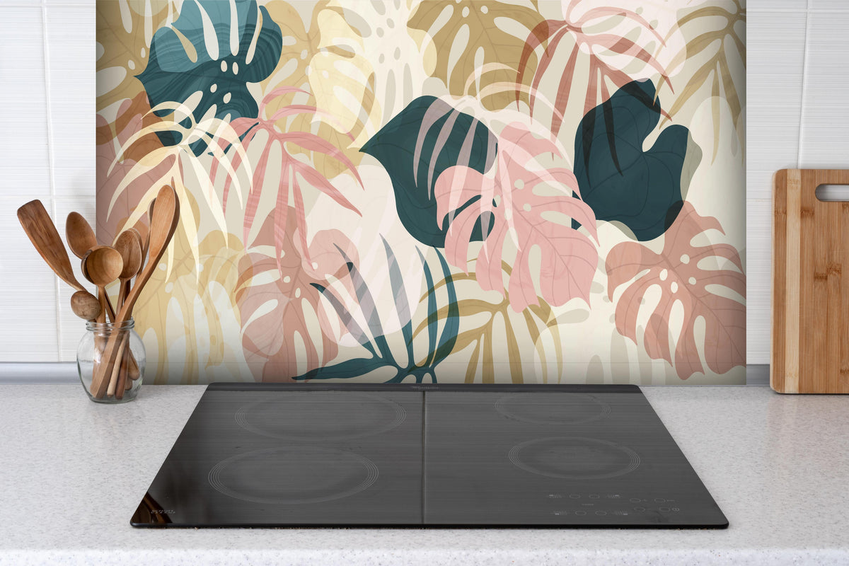 Spritzschutz - Florale Tapete mit zarten Pastellfarben hinter einem Cerankochfeld zwischen Holz-Kochutensilien
