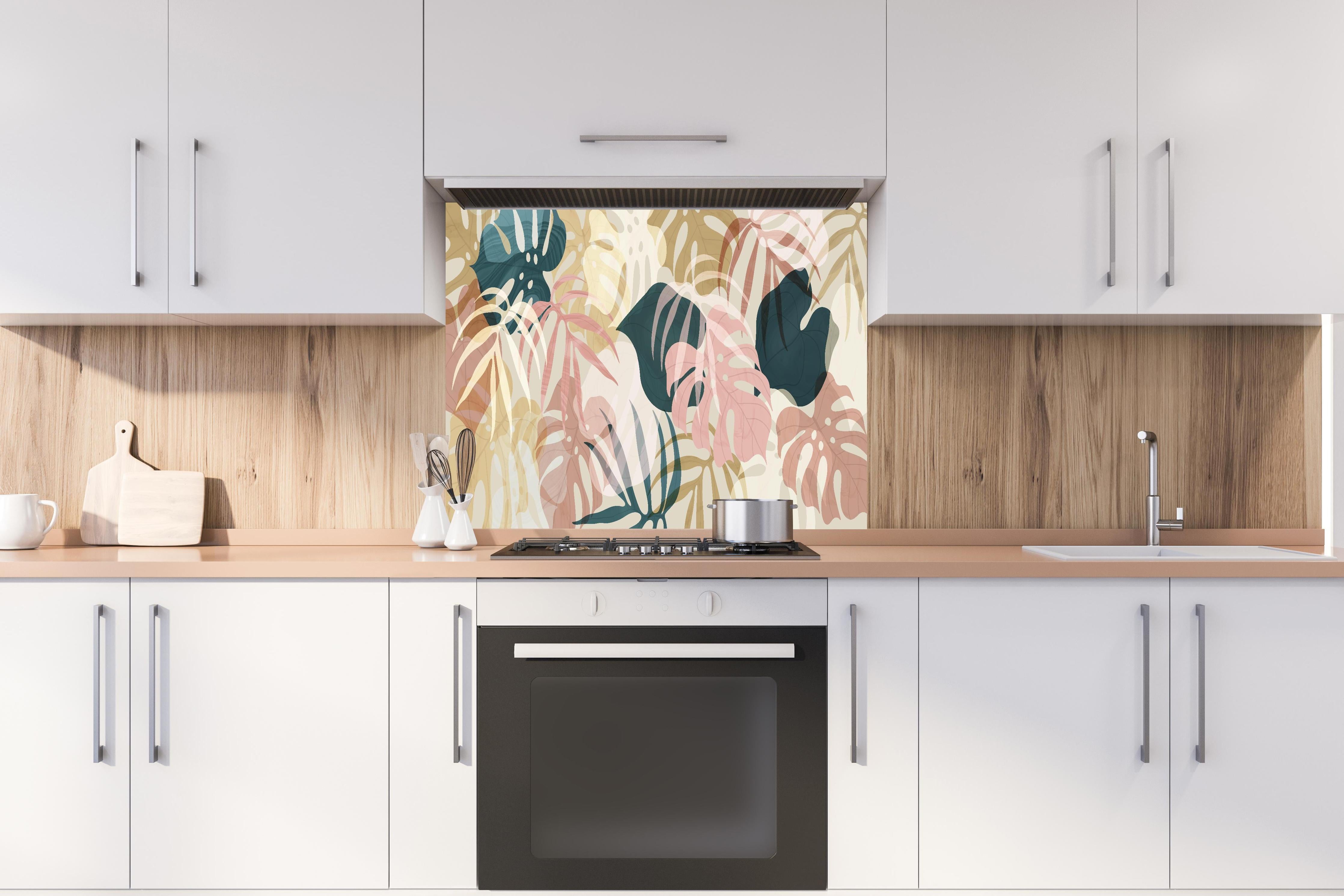 Spritzschutz - Florale Tapete mit zarten Pastellfarben hinter einem Cerankochfeld zwischen Holz-Kochutensilien
