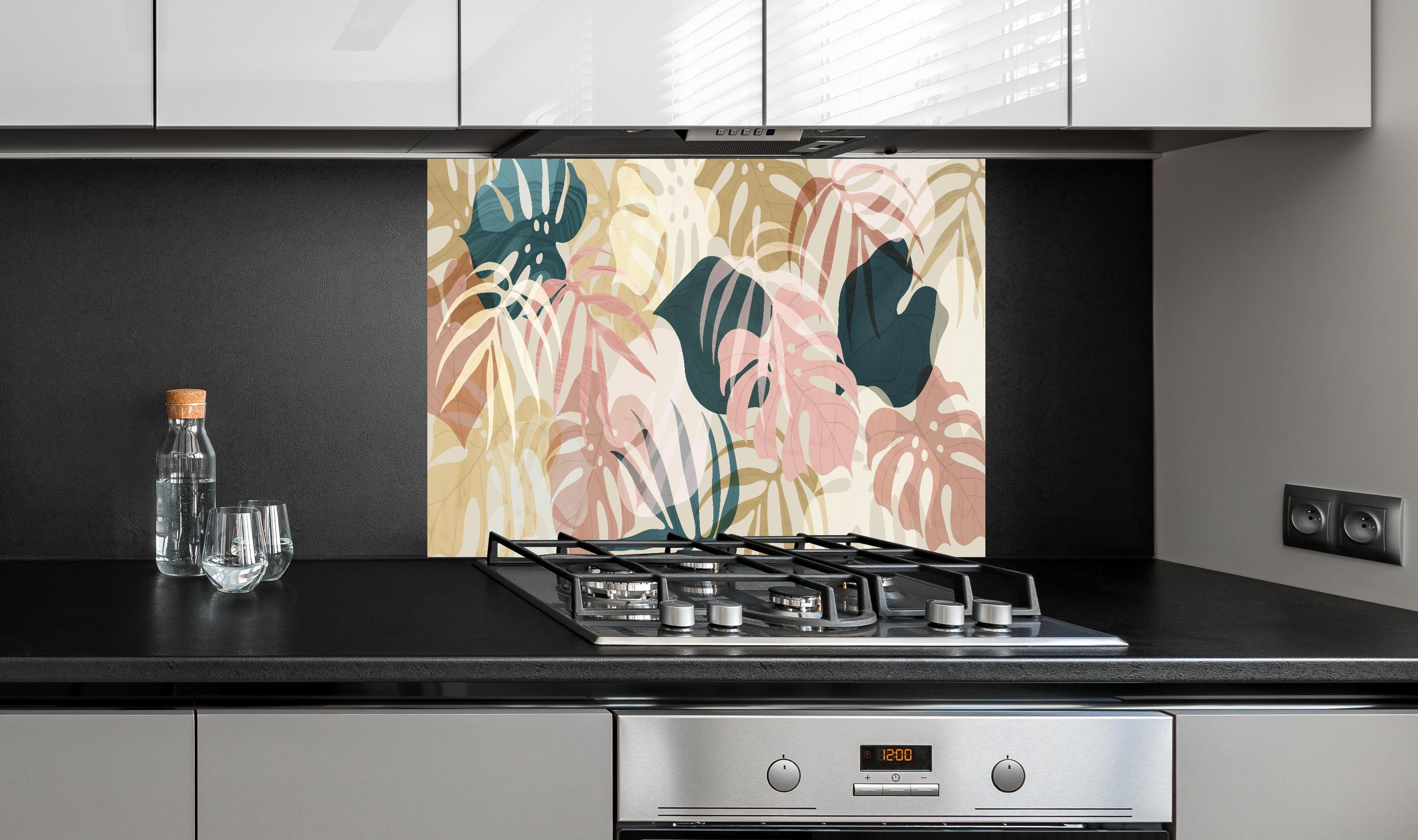 Spritzschutz - Florale Tapete mit zarten Pastellfarben hinter einem Cerankochfeld zwischen Holz-Kochutensilien
