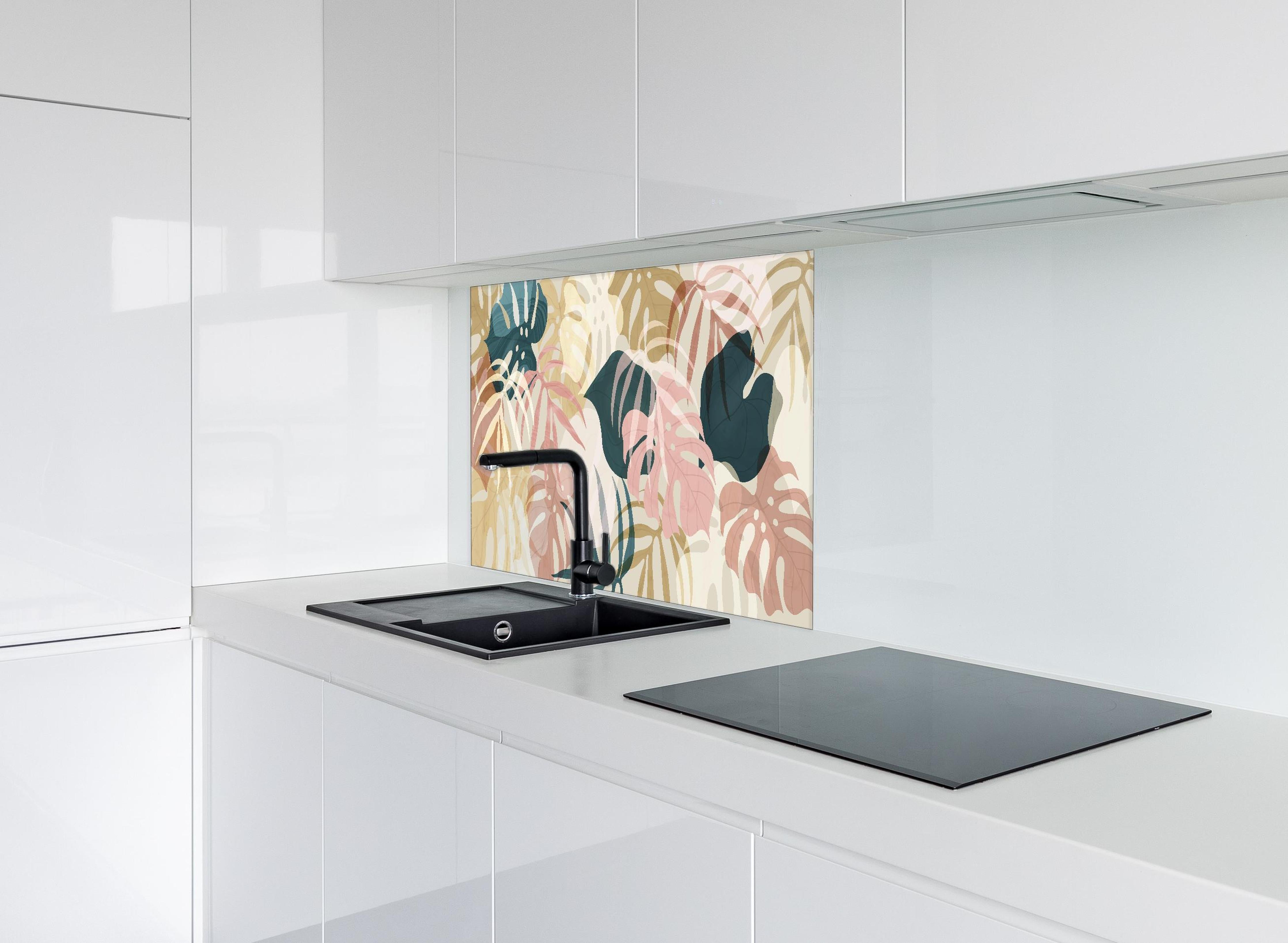 Spritzschutz - Florale Tapete mit zarten Pastellfarben hinter einem Cerankochfeld zwischen Holz-Kochutensilien
