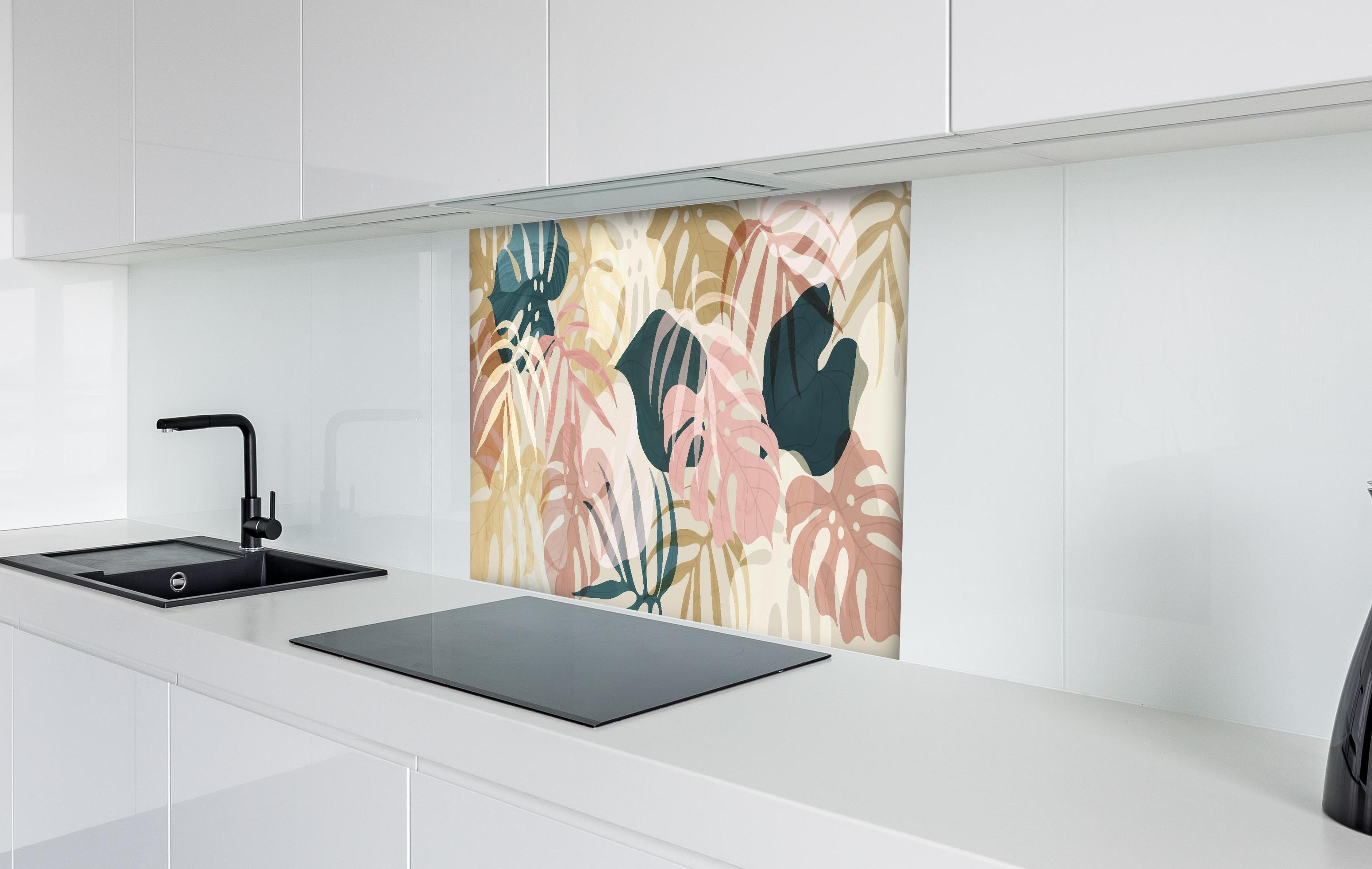 Spritzschutz - Florale Tapete mit zarten Pastellfarben hinter einem Cerankochfeld zwischen Holz-Kochutensilien
