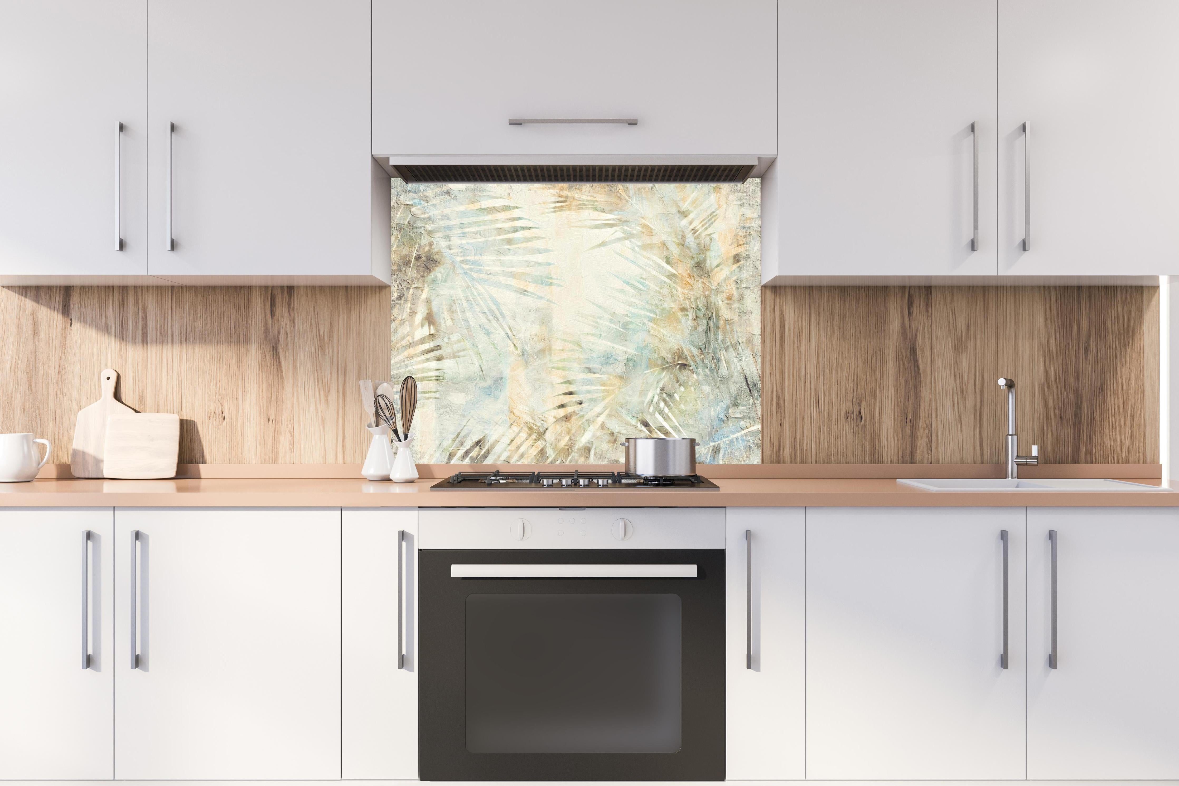 Spritzschutz - Florale Wand - Moderne Kunst hinter einem Cerankochfeld zwischen Holz-Kochutensilien
