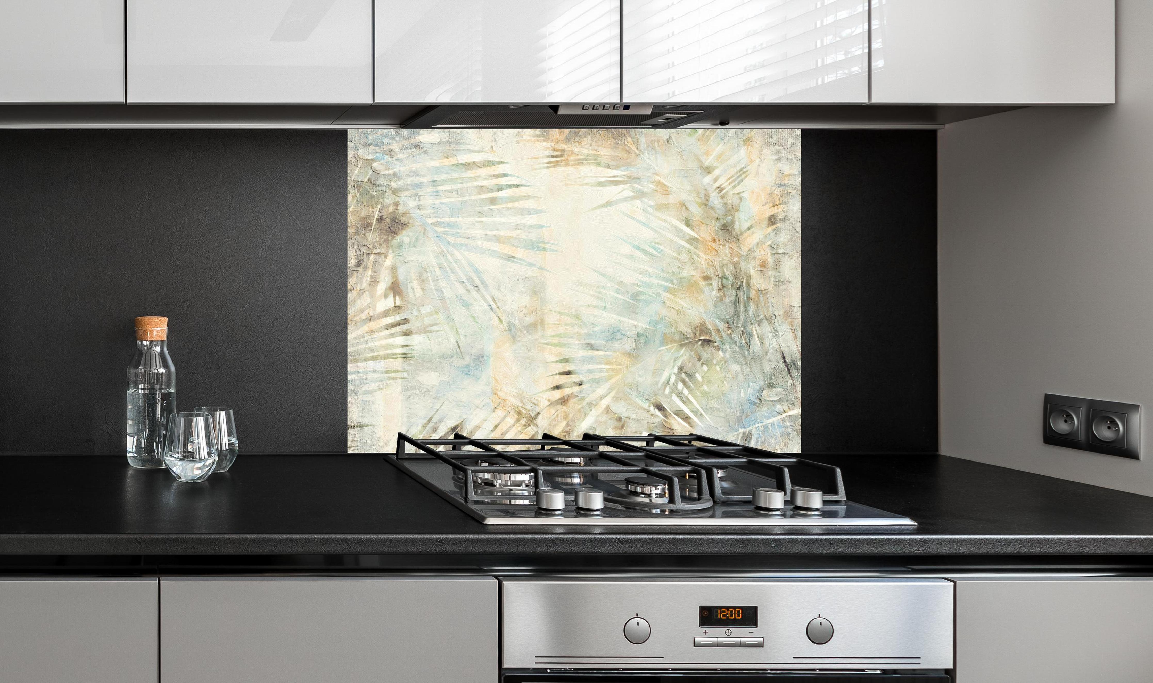 Spritzschutz - Florale Wand - Moderne Kunst hinter einem Cerankochfeld zwischen Holz-Kochutensilien
