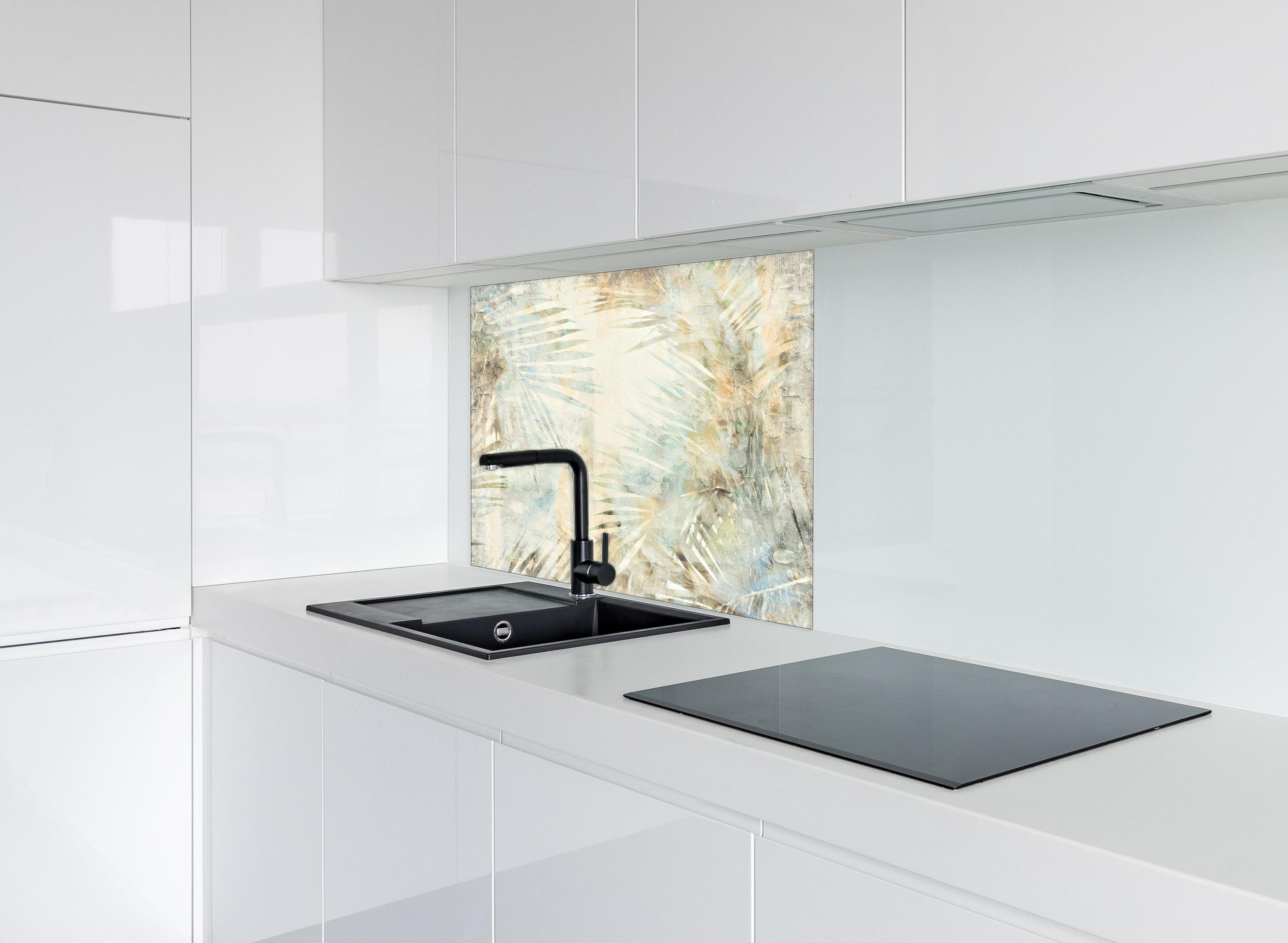 Spritzschutz - Florale Wand - Moderne Kunst hinter einem Cerankochfeld zwischen Holz-Kochutensilien
