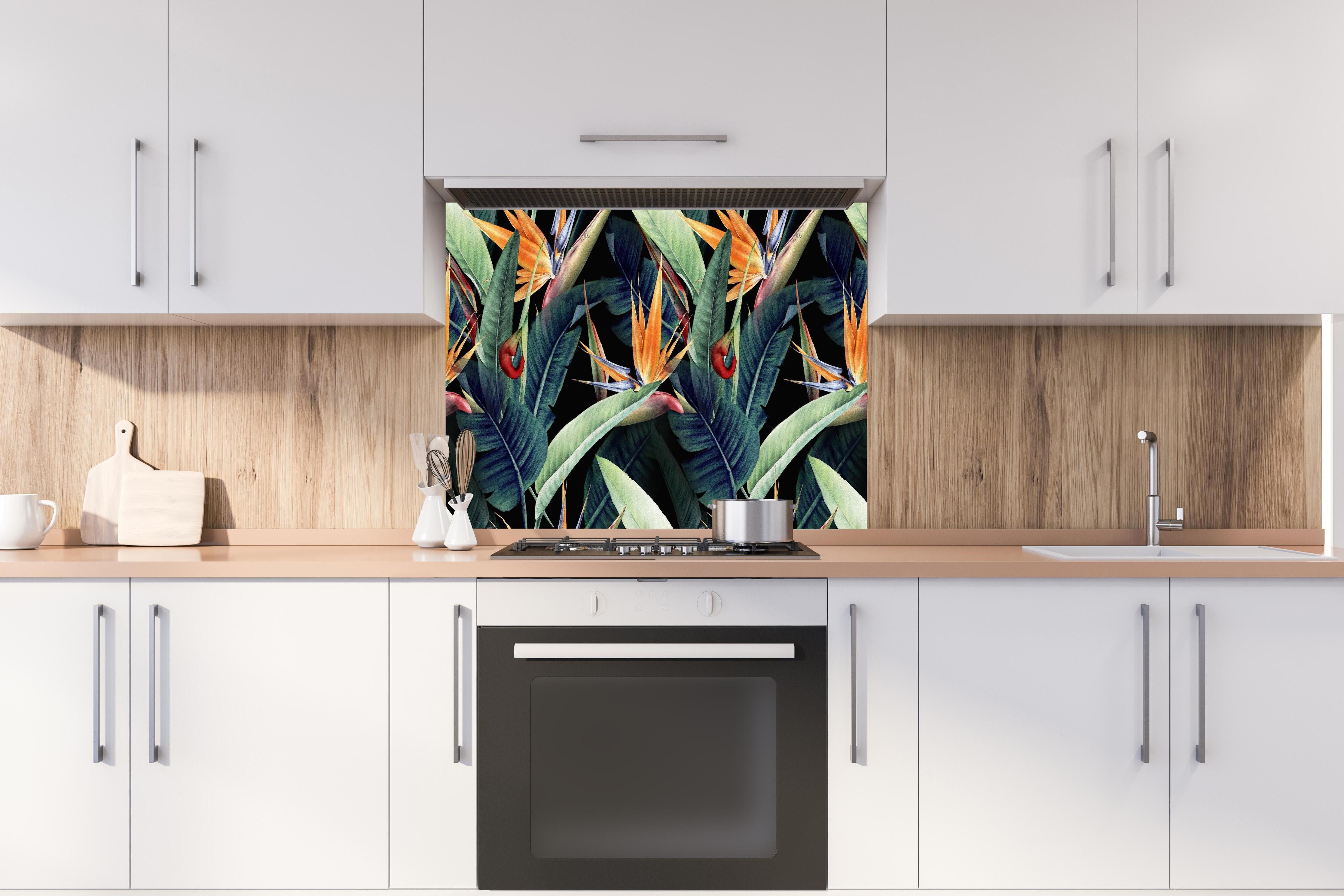 Spritzschutz - Florales Blätter Muster hinter einem Cerankochfeld zwischen Holz-Kochutensilien
