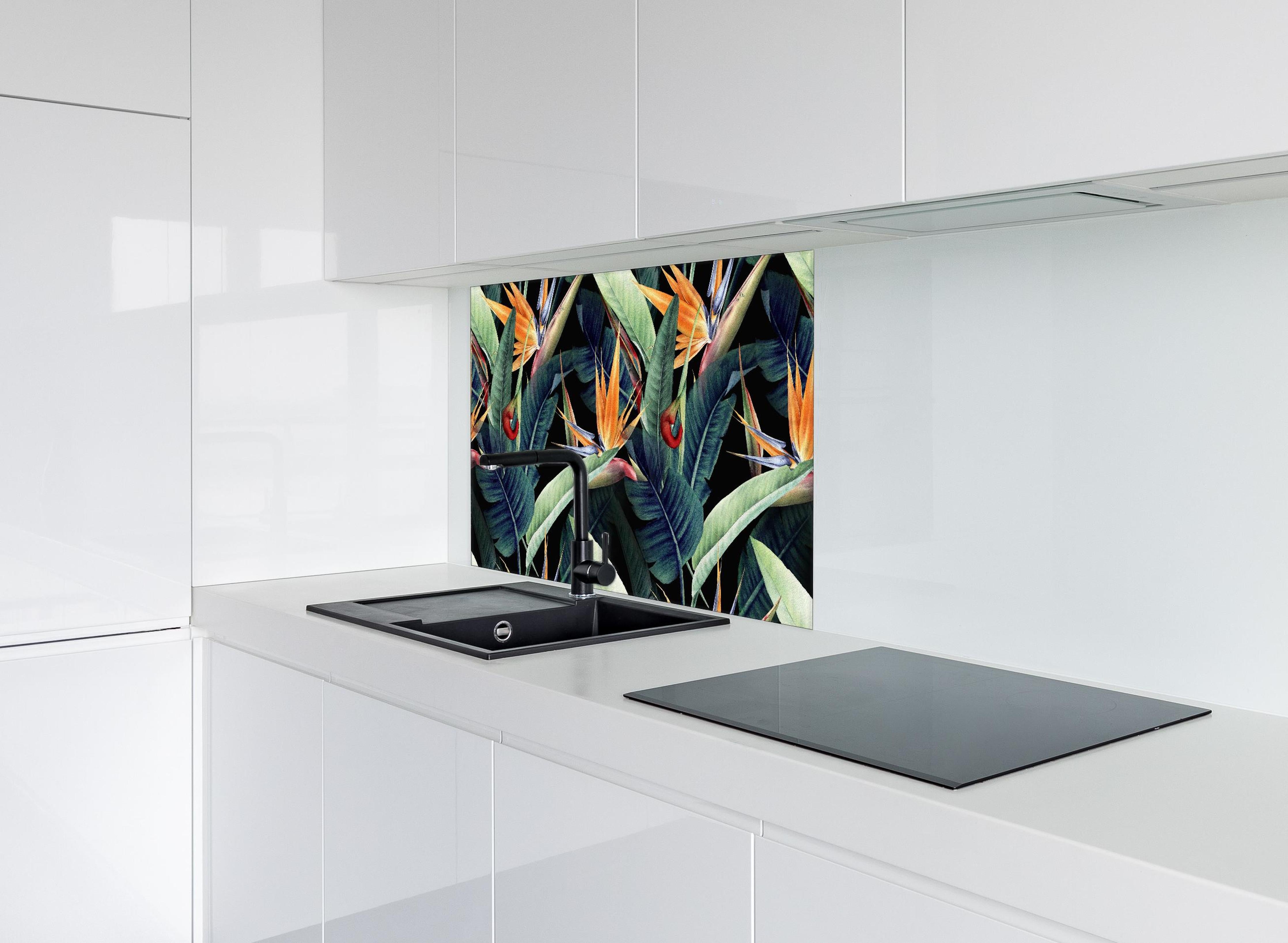 Spritzschutz - Florales Blätter Muster hinter einem Cerankochfeld zwischen Holz-Kochutensilien
