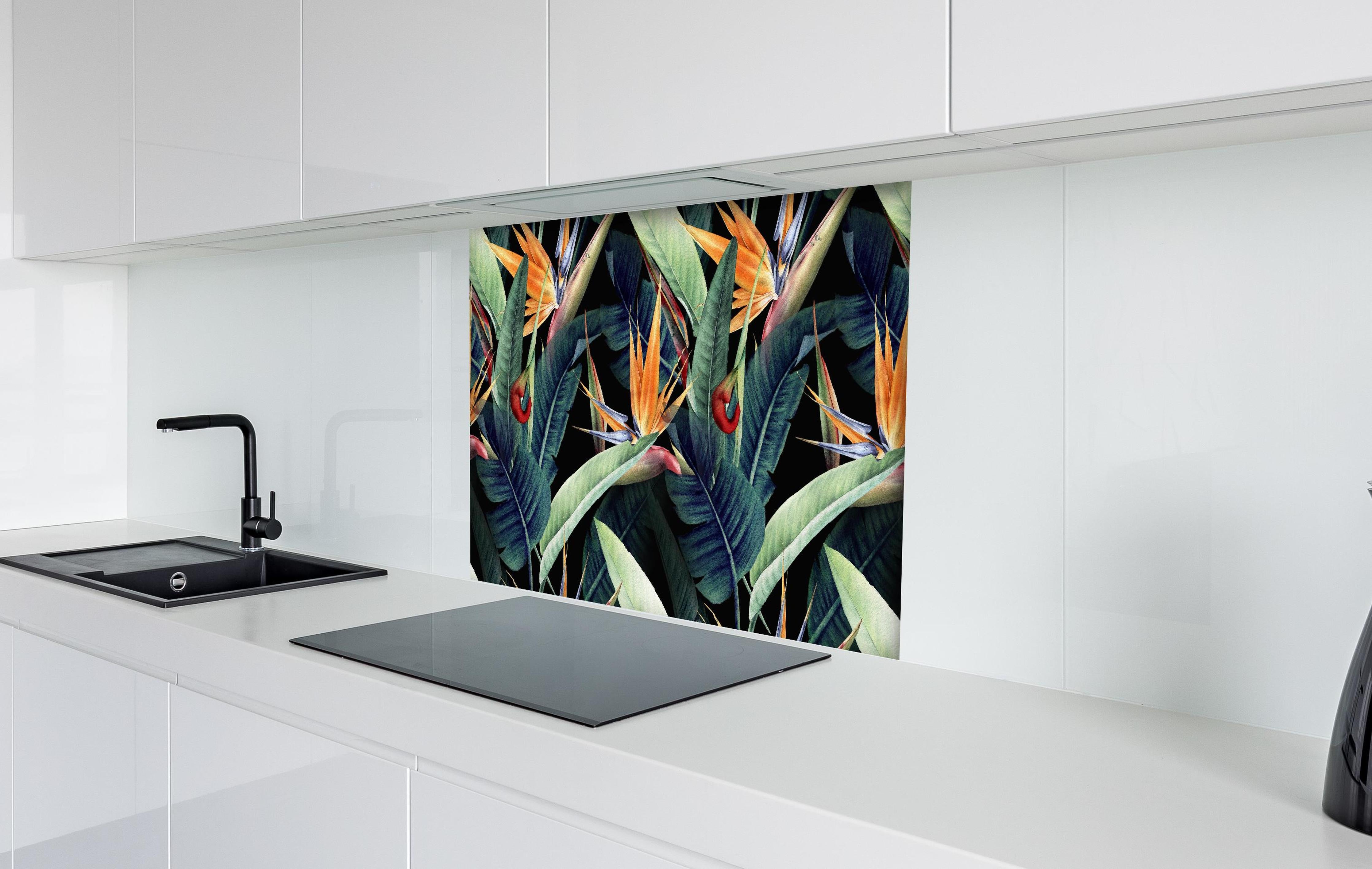Spritzschutz - Florales Blätter Muster hinter einem Cerankochfeld zwischen Holz-Kochutensilien
